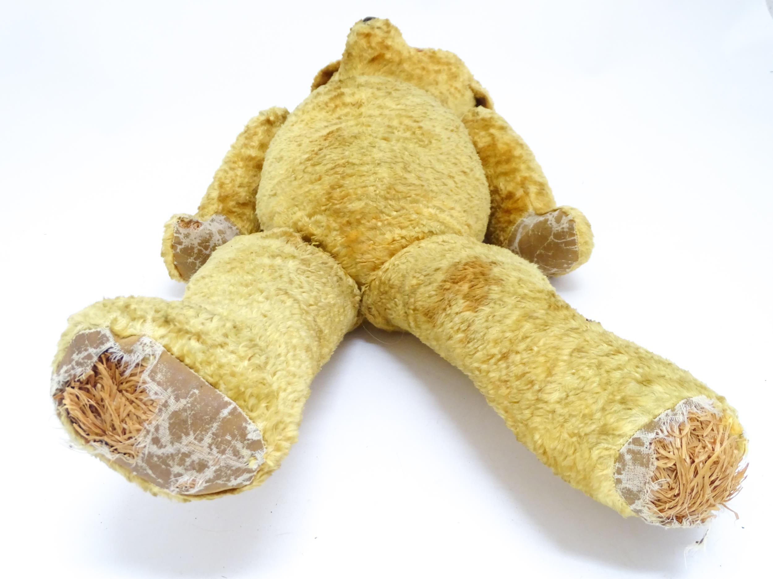 Toy: A large 20thC straw filled teddy bear with a stitched nose and mouth, and articulated limbs. - Bild 6 aus 8