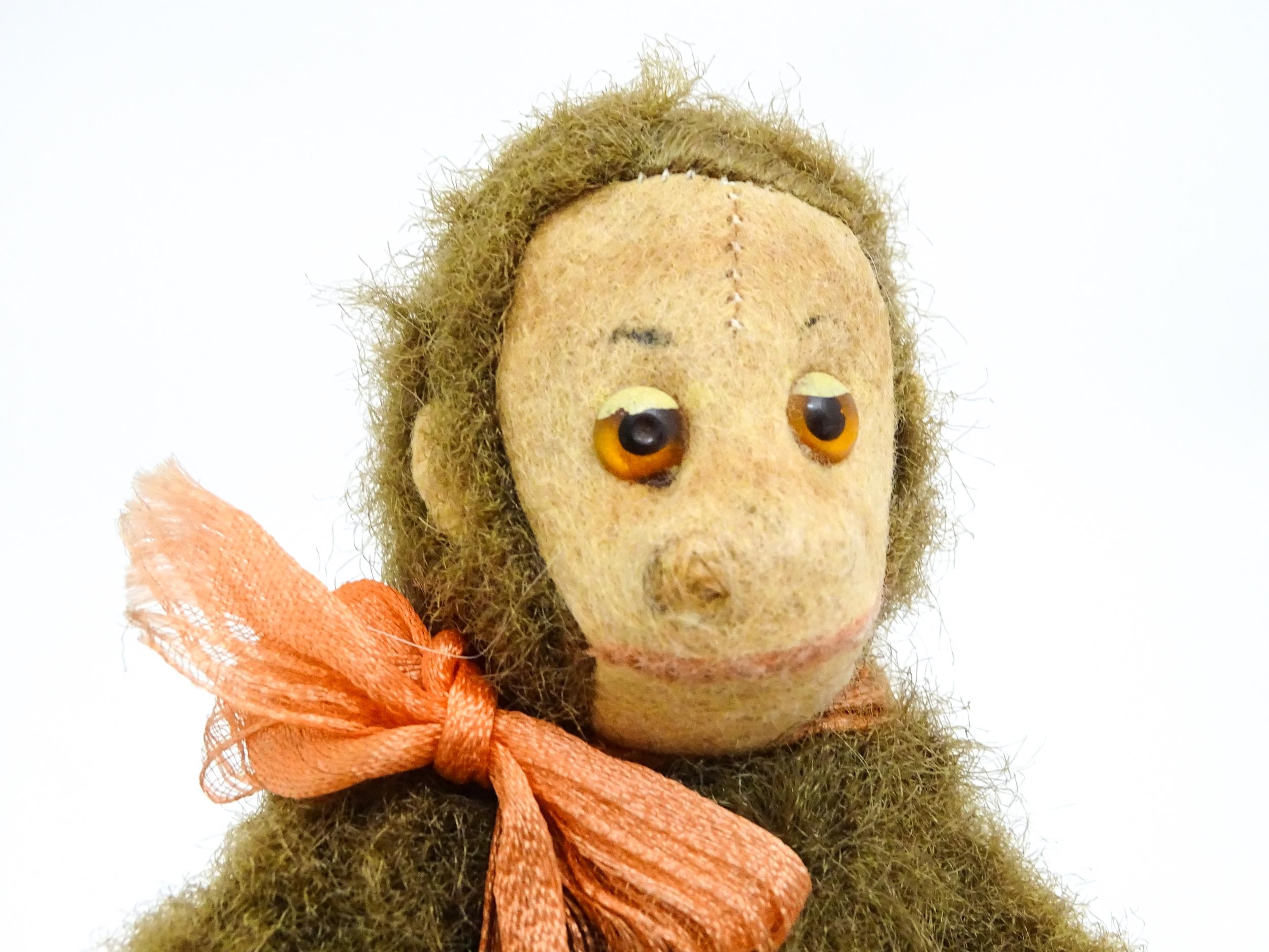 Toy: A small 20thC straw filled soft toy modelled as a monkey / chimpanzee with felt face, ears - Bild 6 aus 8