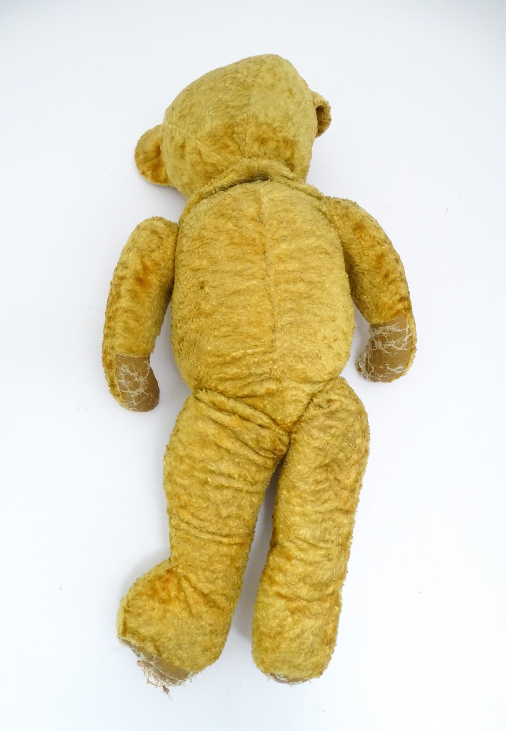 Toy: A large 20thC straw filled teddy bear with a stitched nose and mouth, and articulated limbs. - Bild 8 aus 8