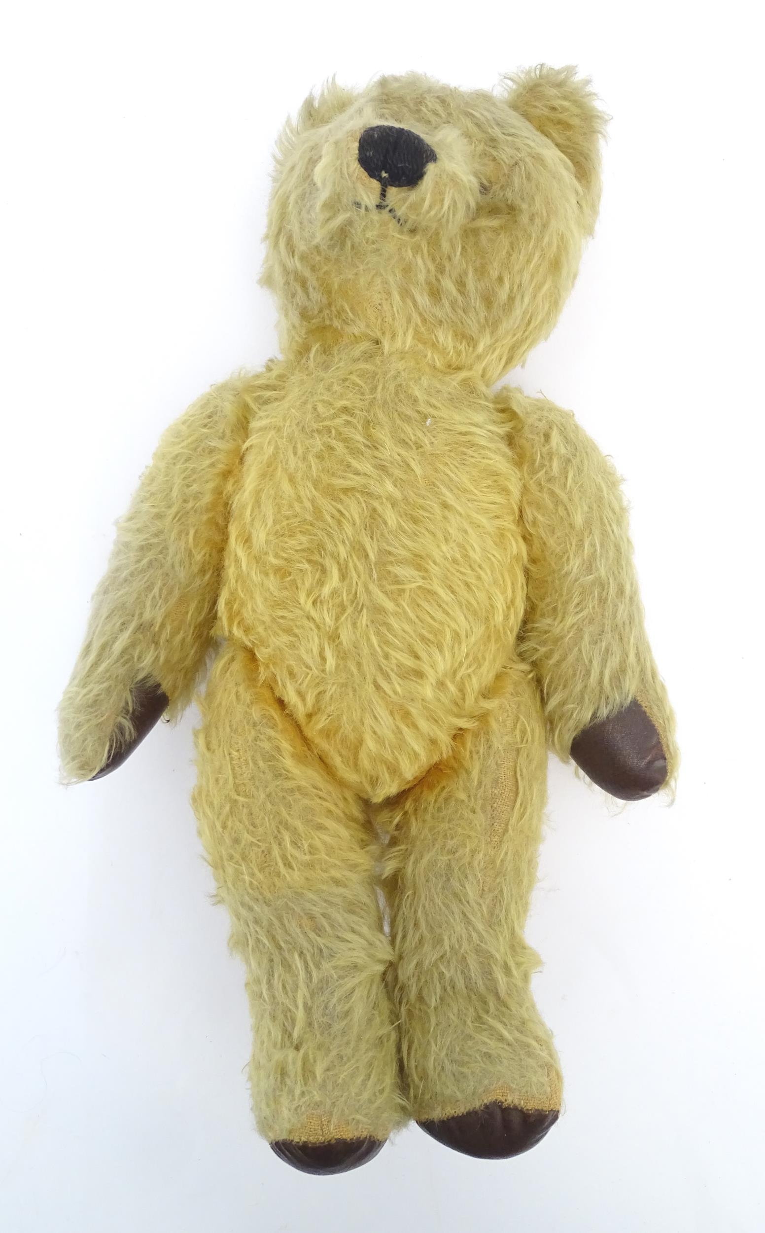 Toy: A 20thC mohair teddy bear with stitched nose and mouth, pad paws and articulated limbs, a - Bild 4 aus 8