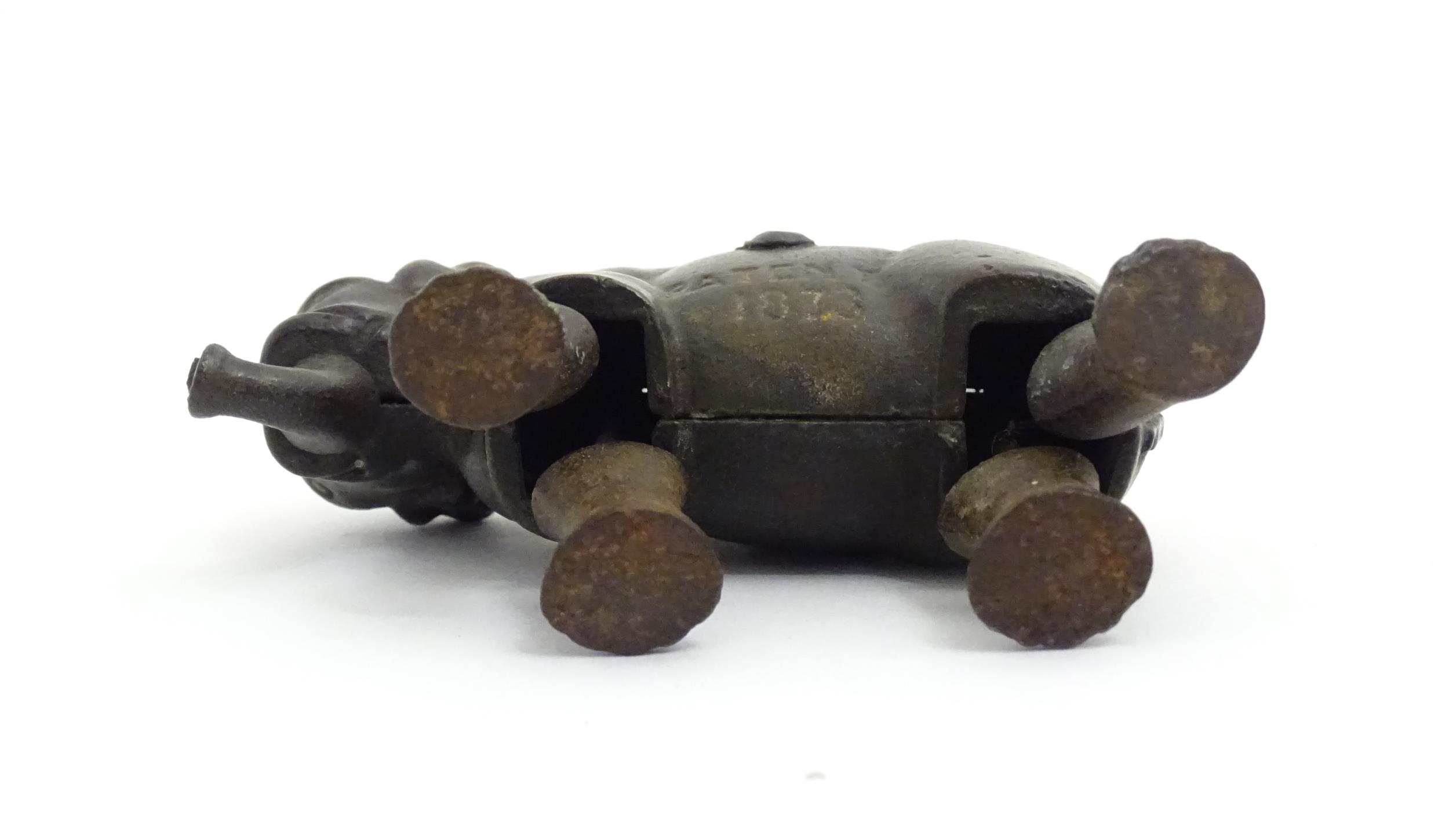 Toy: A late 19thC cast iron walking elephant toy with articulated legs and trunk, by the Ives Toy - Bild 2 aus 7