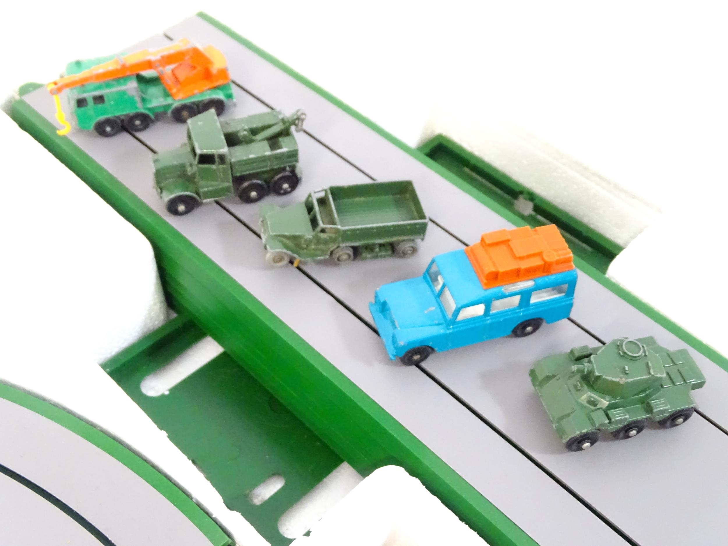 Toy: A boxed mid 20thC Lesney Matchbox M-2 Motorised Motorway set, containing boxed and loose - Bild 5 aus 7