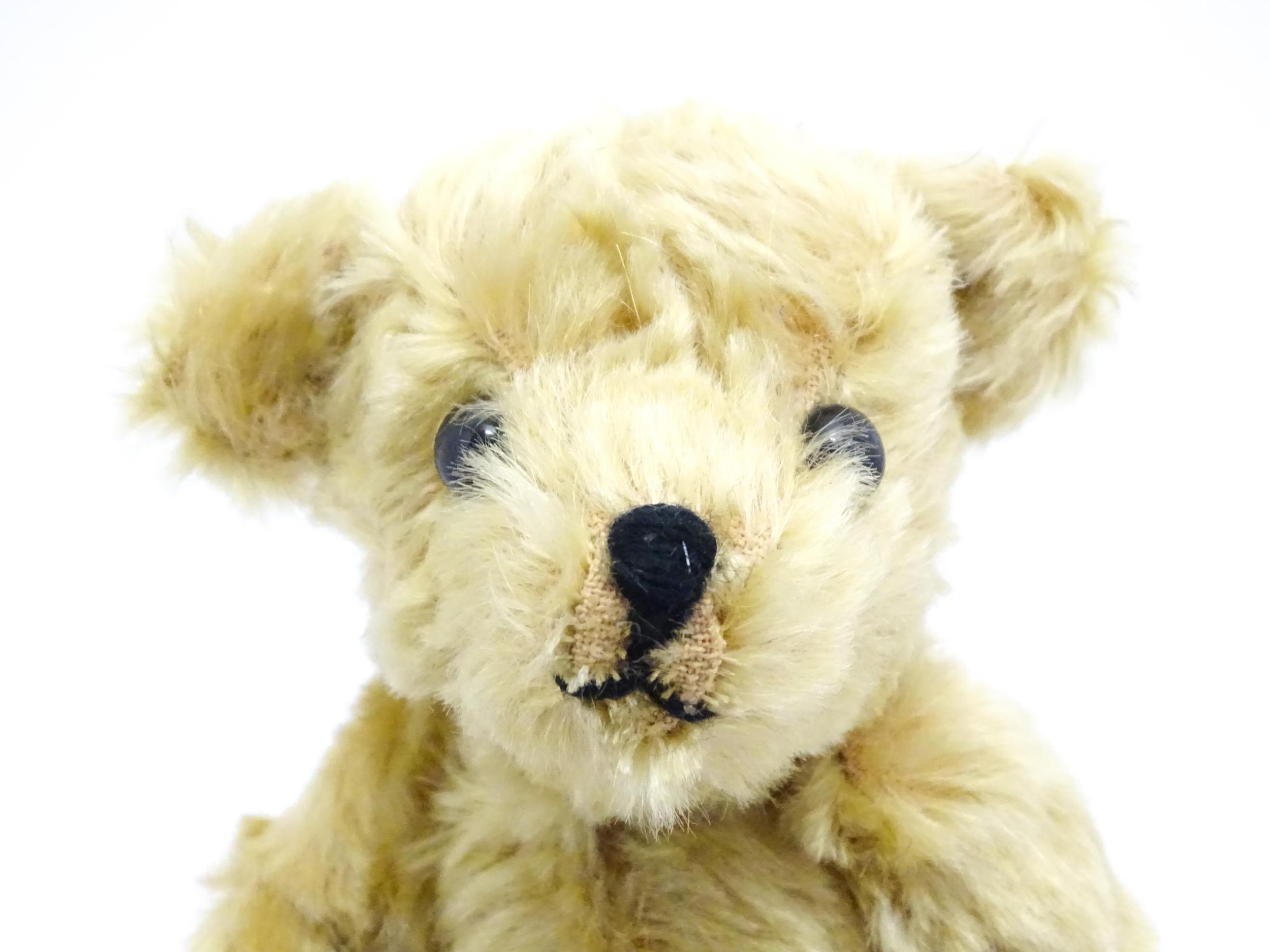 Toy: A 20thC small plush teddy bear with stitched nose and mouth, pad paws and articulated limbs, - Bild 5 aus 8