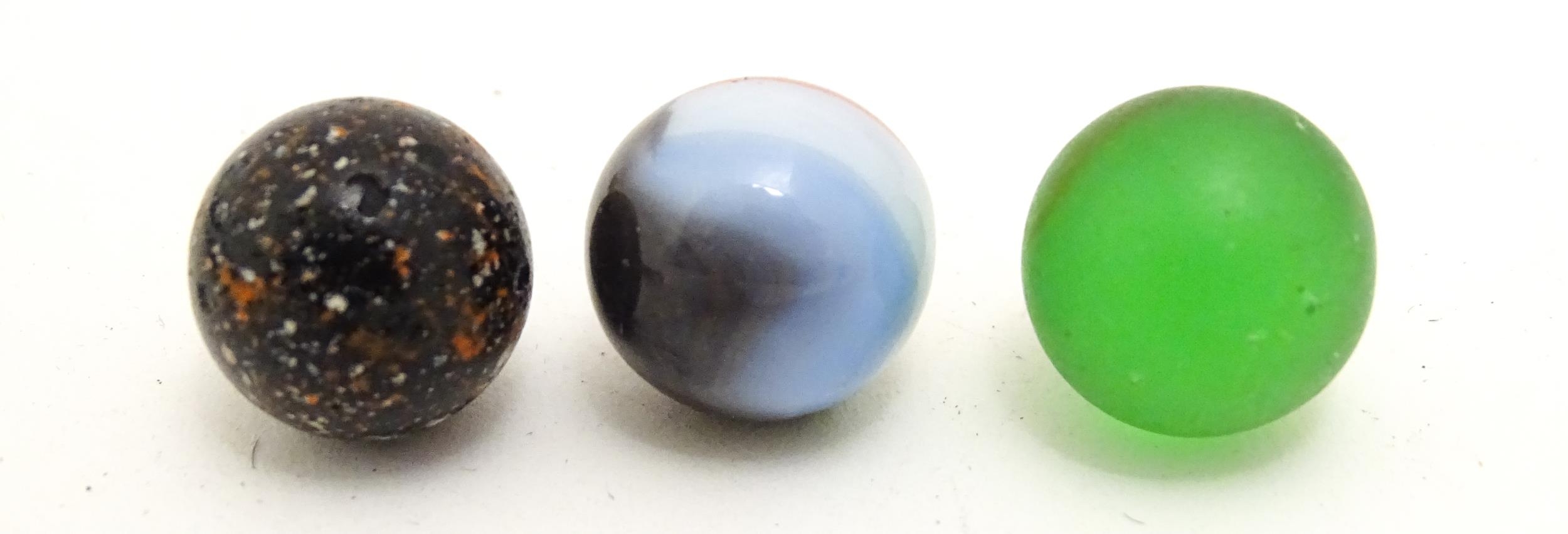 Toys: A quantity of assorted glass marbles, many with colours twists. Largest approx. 1" diameter - Bild 8 aus 8