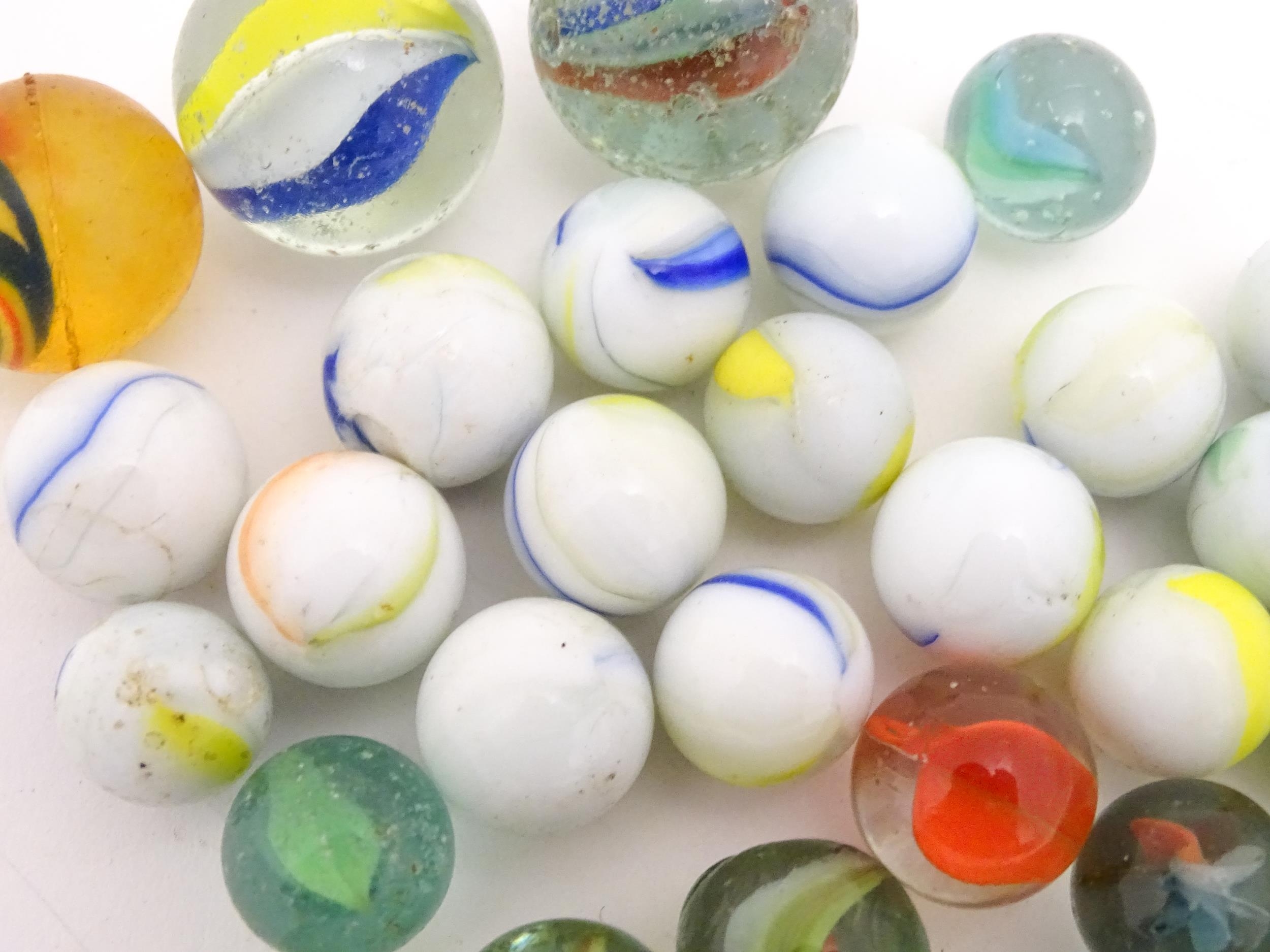 A quantity of assorted glass marbles, many with colours twists. Largest approx. 1" diameter (Approx. - Bild 4 aus 7