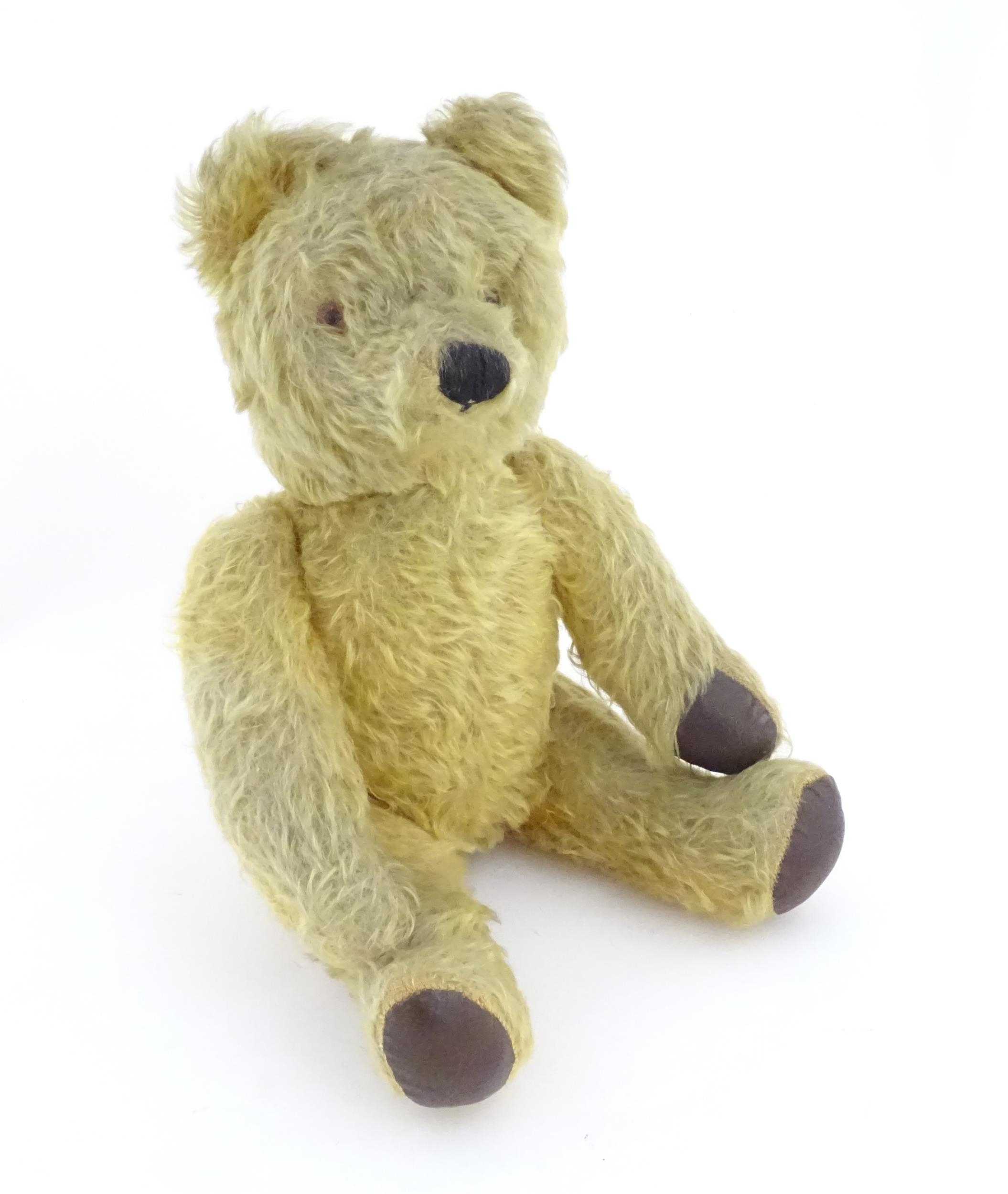 Toy: A 20thC mohair teddy bear with stitched nose and mouth, pad paws and articulated limbs, a - Bild 3 aus 8