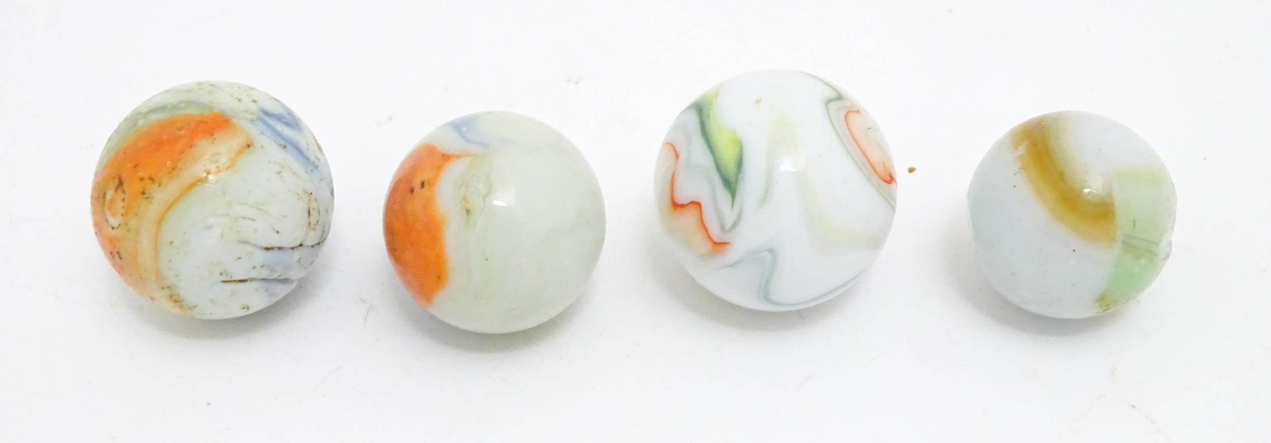 A quantity of assorted glass marbles, many with colours twists. Largest approx. 1" diameter (Approx. - Bild 6 aus 7