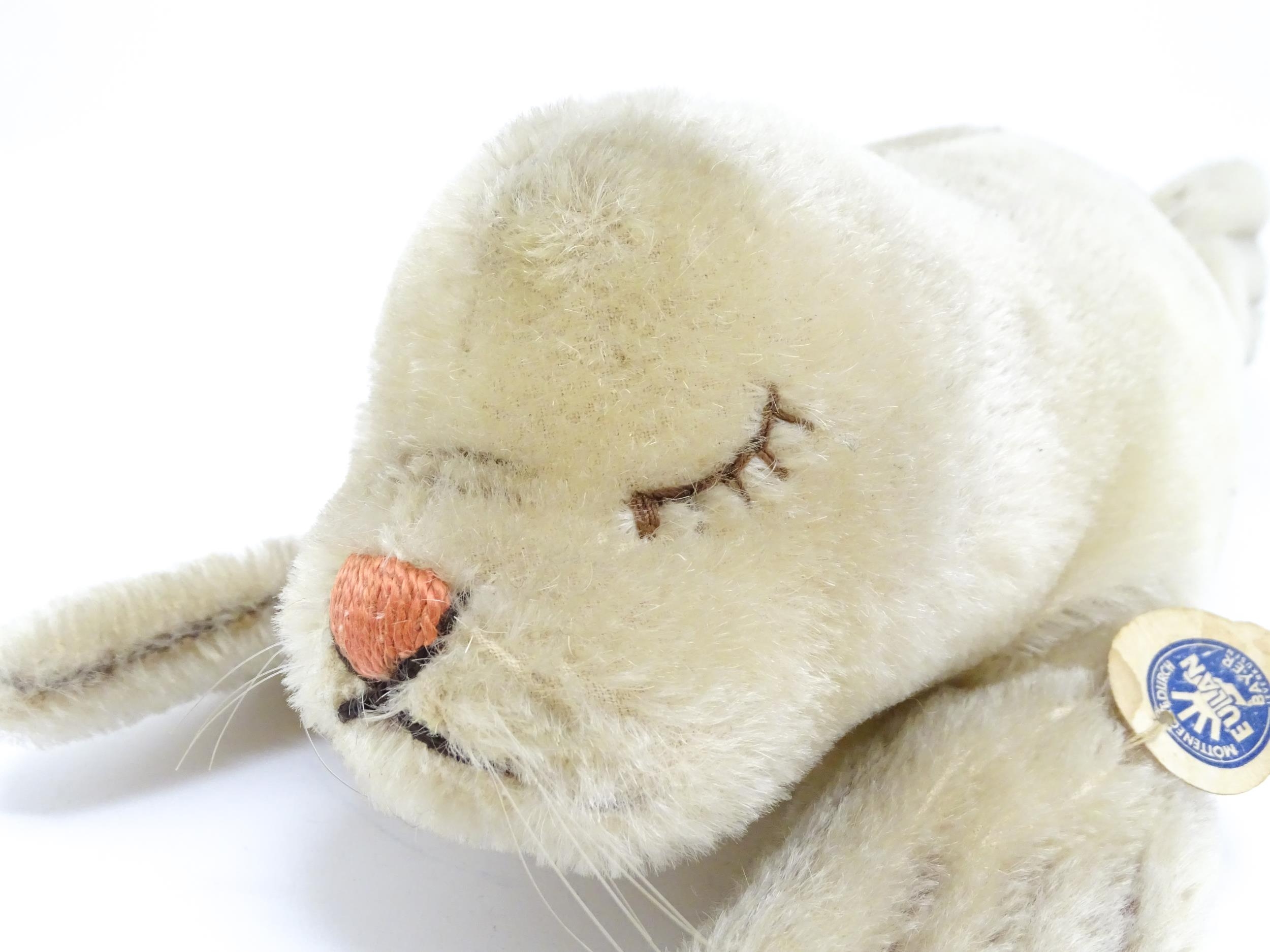 Toy: A 20thC Steiff mohair soft toy modelled as a sleeping seal - Floppy Robby, with stitched - Bild 5 aus 10