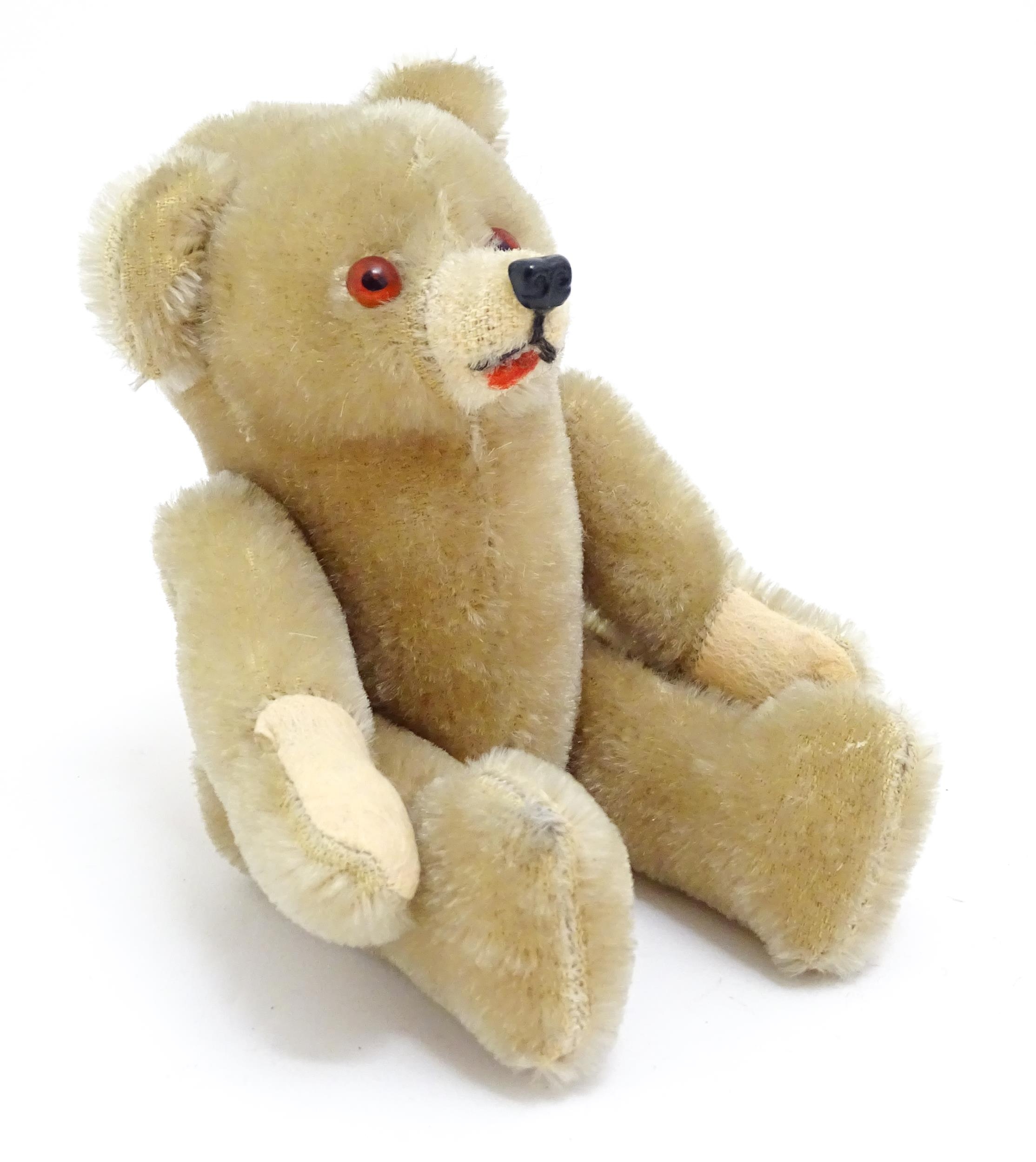 Toy: A small 20thC plush teddy bear with stitched mouth, fabric tongue, pad paws and articulated - Bild 2 aus 6