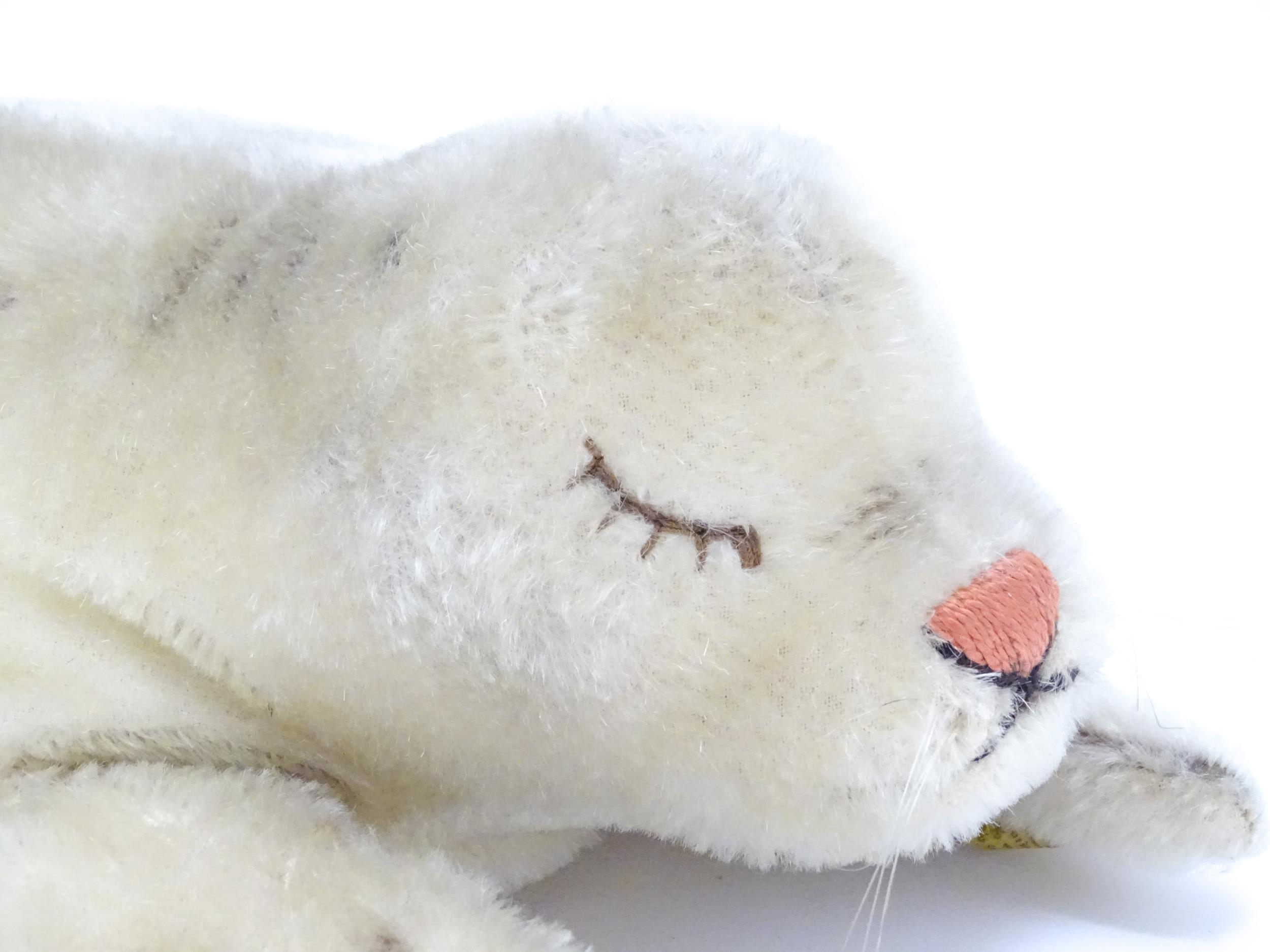 Toy: A 20thC Steiff mohair soft toy modelled as a sleeping seal - Floppy Robby, with stitched - Bild 6 aus 10