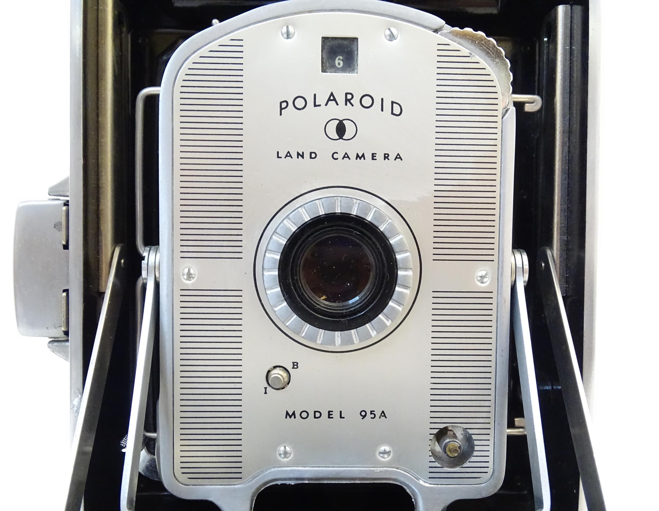 A quantity of 20thC cameras to include a Polaroid Land Camera model 95A with box and accessories, - Bild 8 aus 11