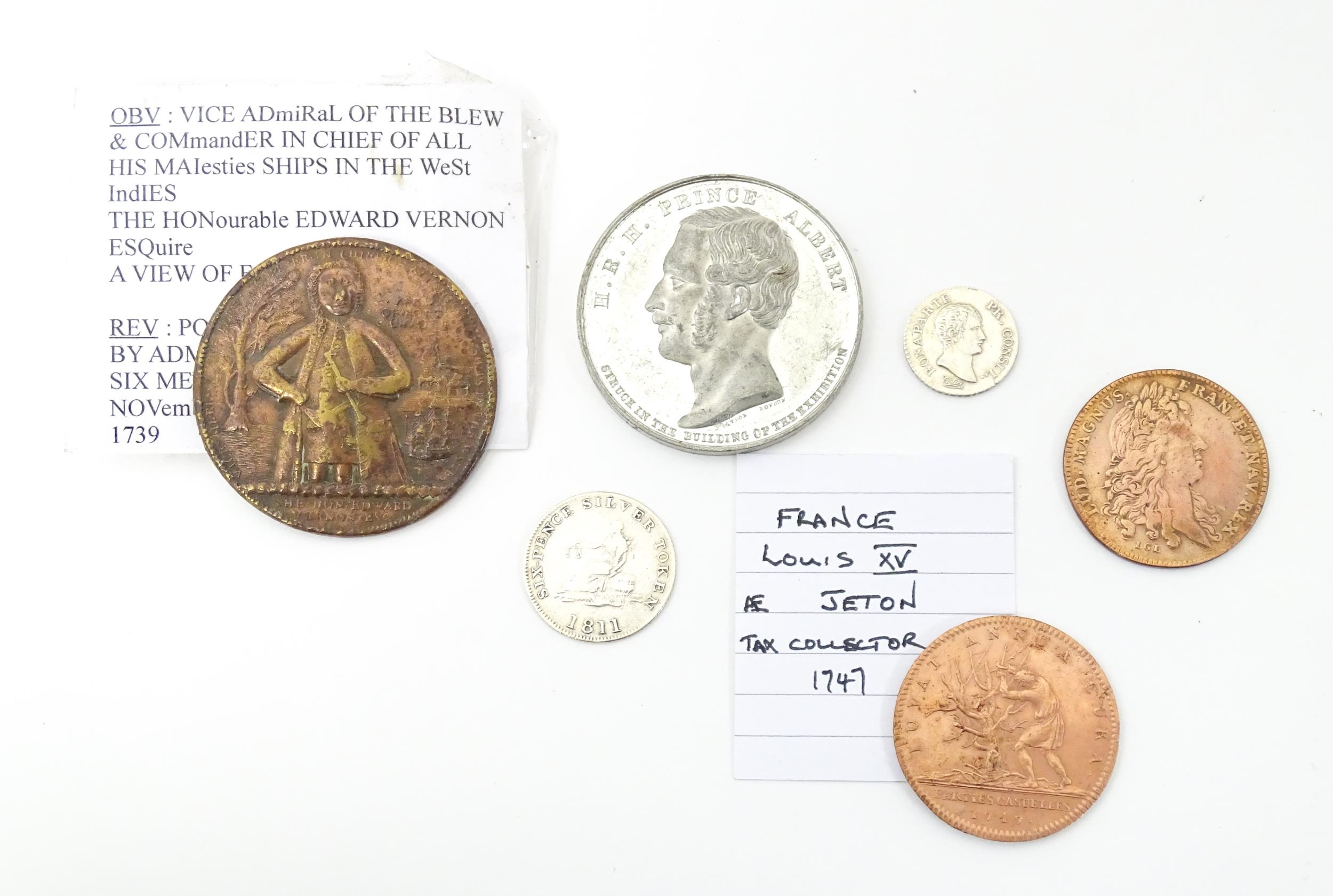 Coins: A quantity of assorted old coins, tokens, medallions, commemorative coins, and some - Image 4 of 45