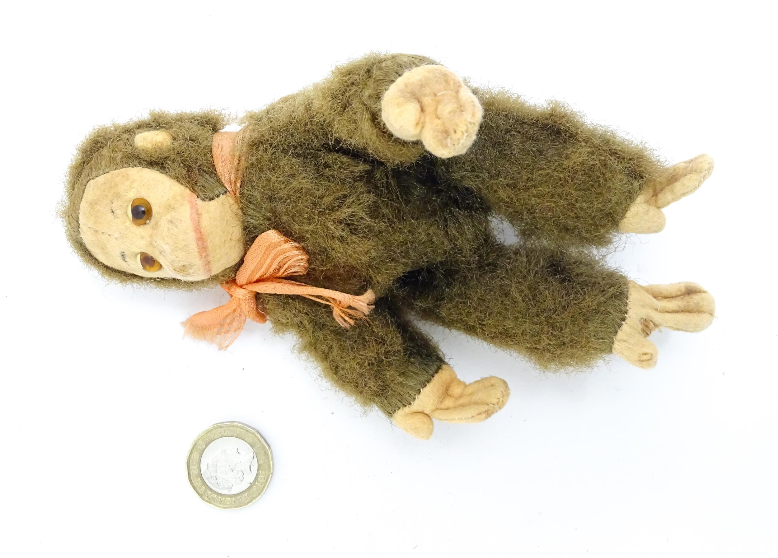 Toy: A small 20thC straw filled soft toy modelled as a monkey / chimpanzee with felt face, ears - Bild 5 aus 8