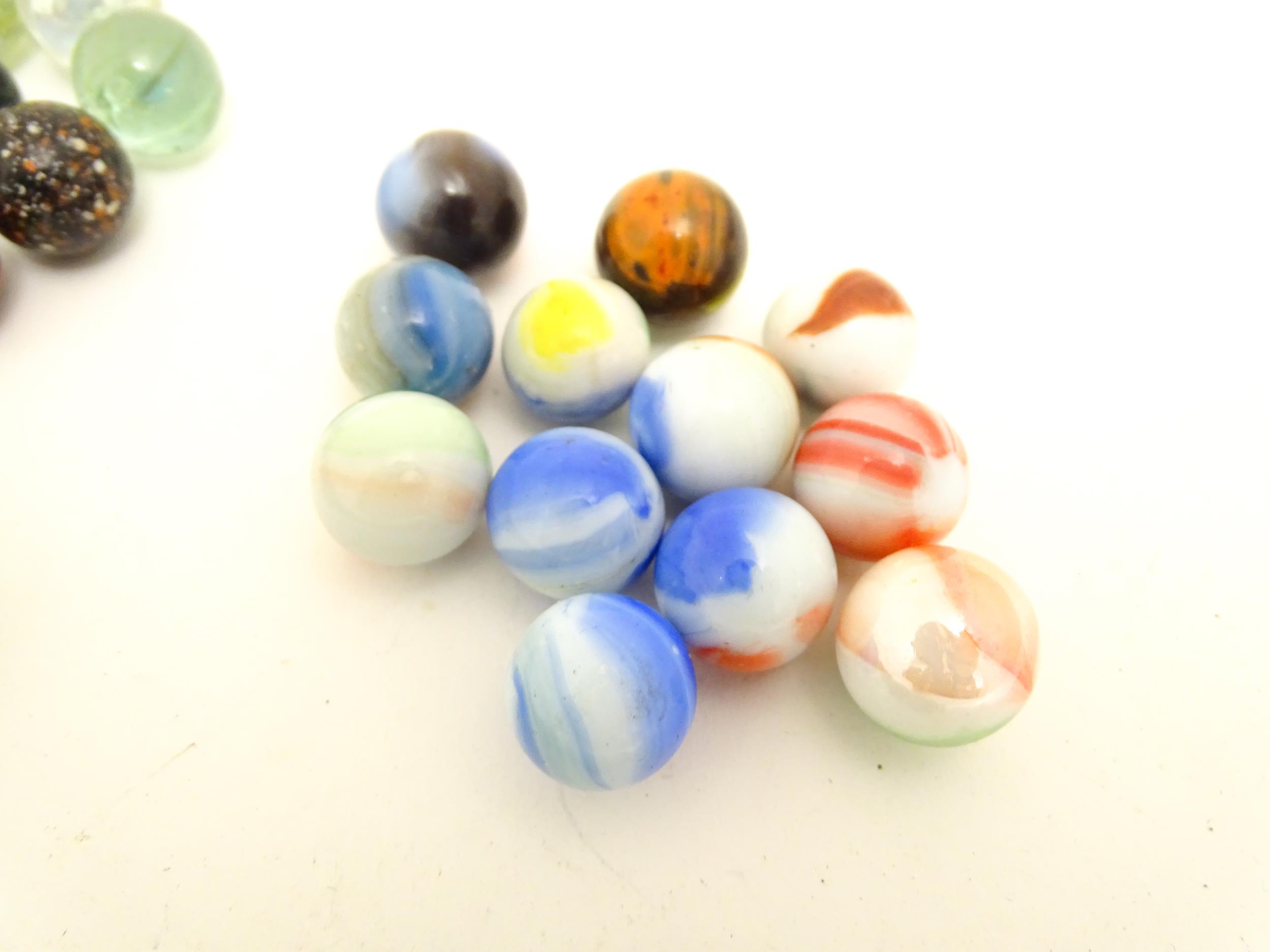 Toys: A quantity of assorted glass marbles, many with colours twists. Largest approx. 1" diameter - Bild 4 aus 8