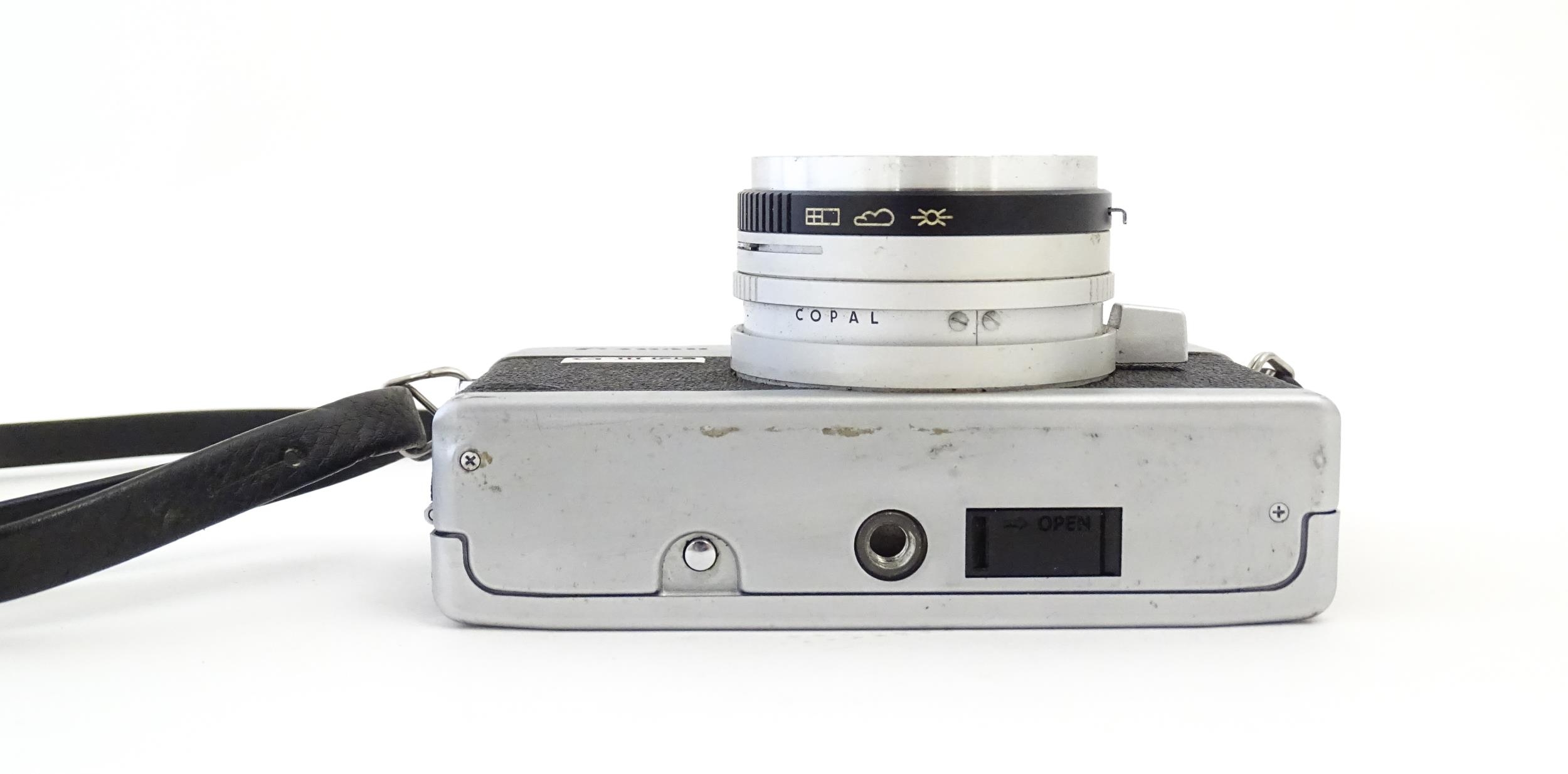 A Canon Canonet G-III QL17 35mm film camera, c1972, cased with lens cap. Approx 4 5/8" wide Please - Bild 7 aus 8