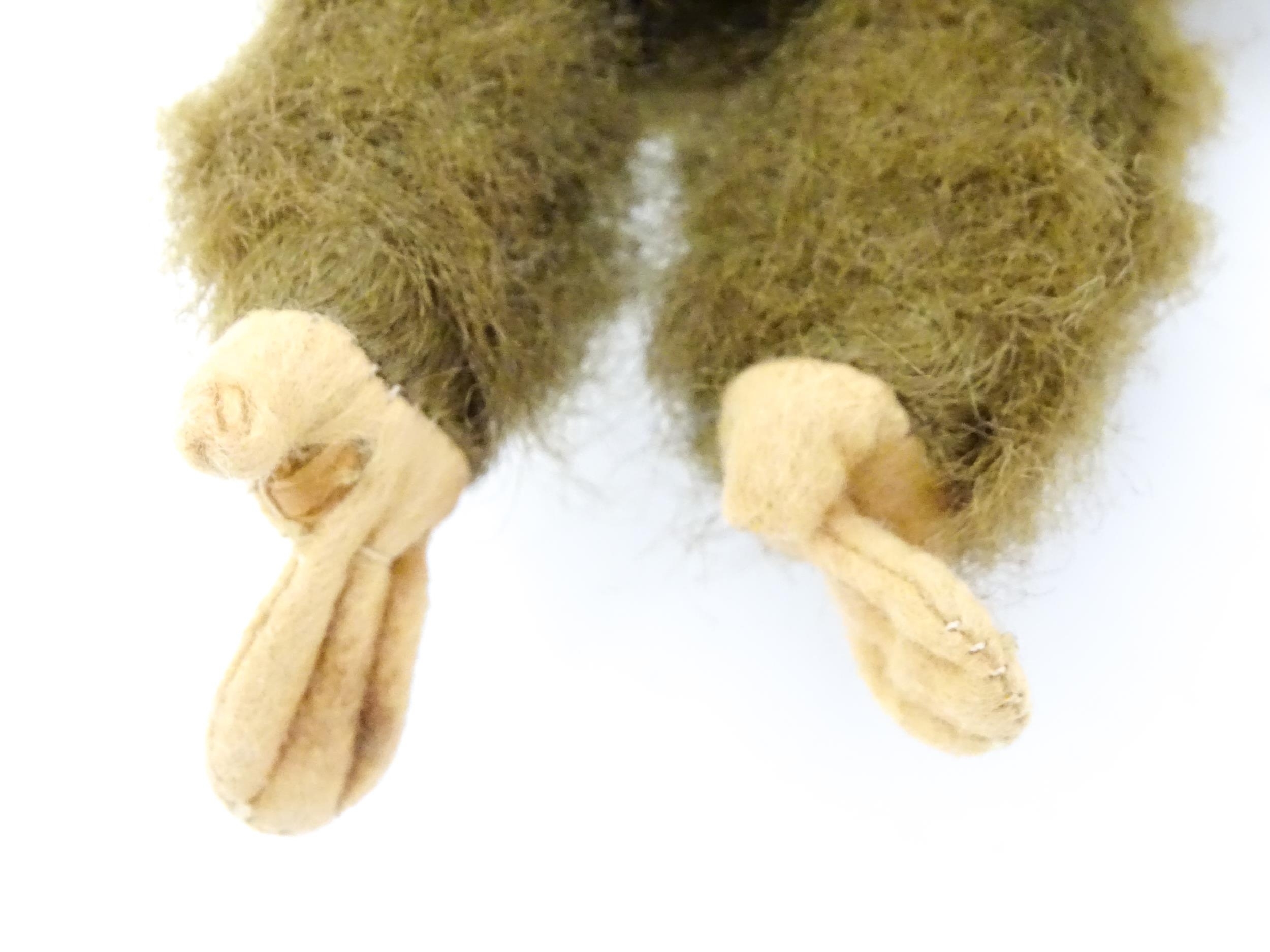 Toy: A small 20thC straw filled soft toy modelled as a monkey / chimpanzee with felt face, ears - Bild 7 aus 8