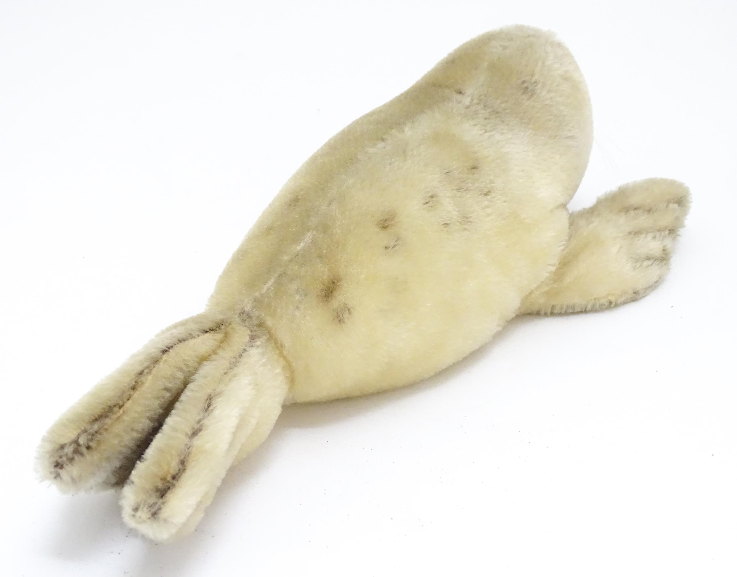 Toy: A 20thC Steiff mohair soft toy modelled as a sleeping seal - Floppy Robby, with stitched - Bild 4 aus 10