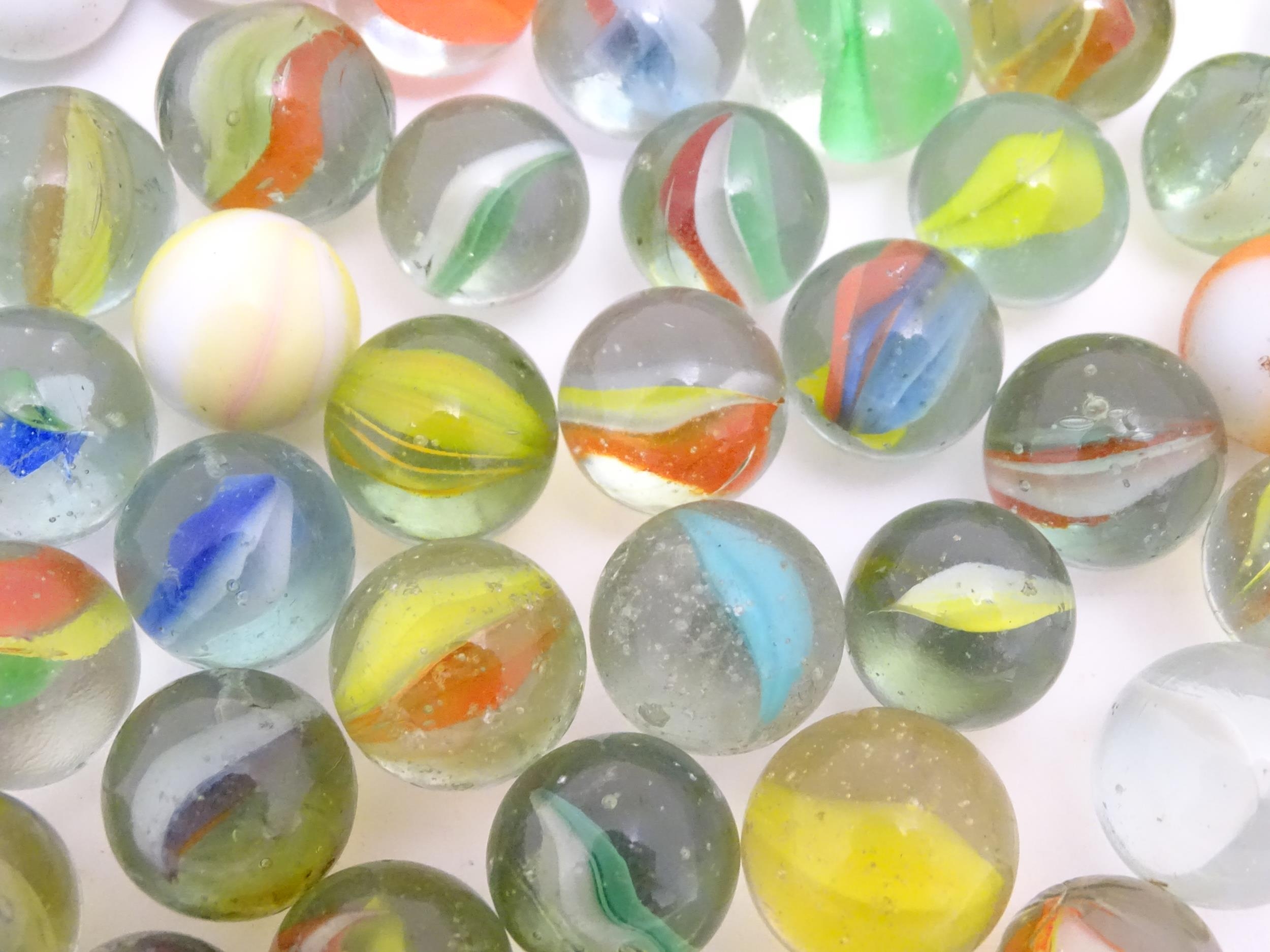 A quantity of assorted glass marbles, many with colours twists. Largest approx. 1" diameter (Approx. - Bild 5 aus 7