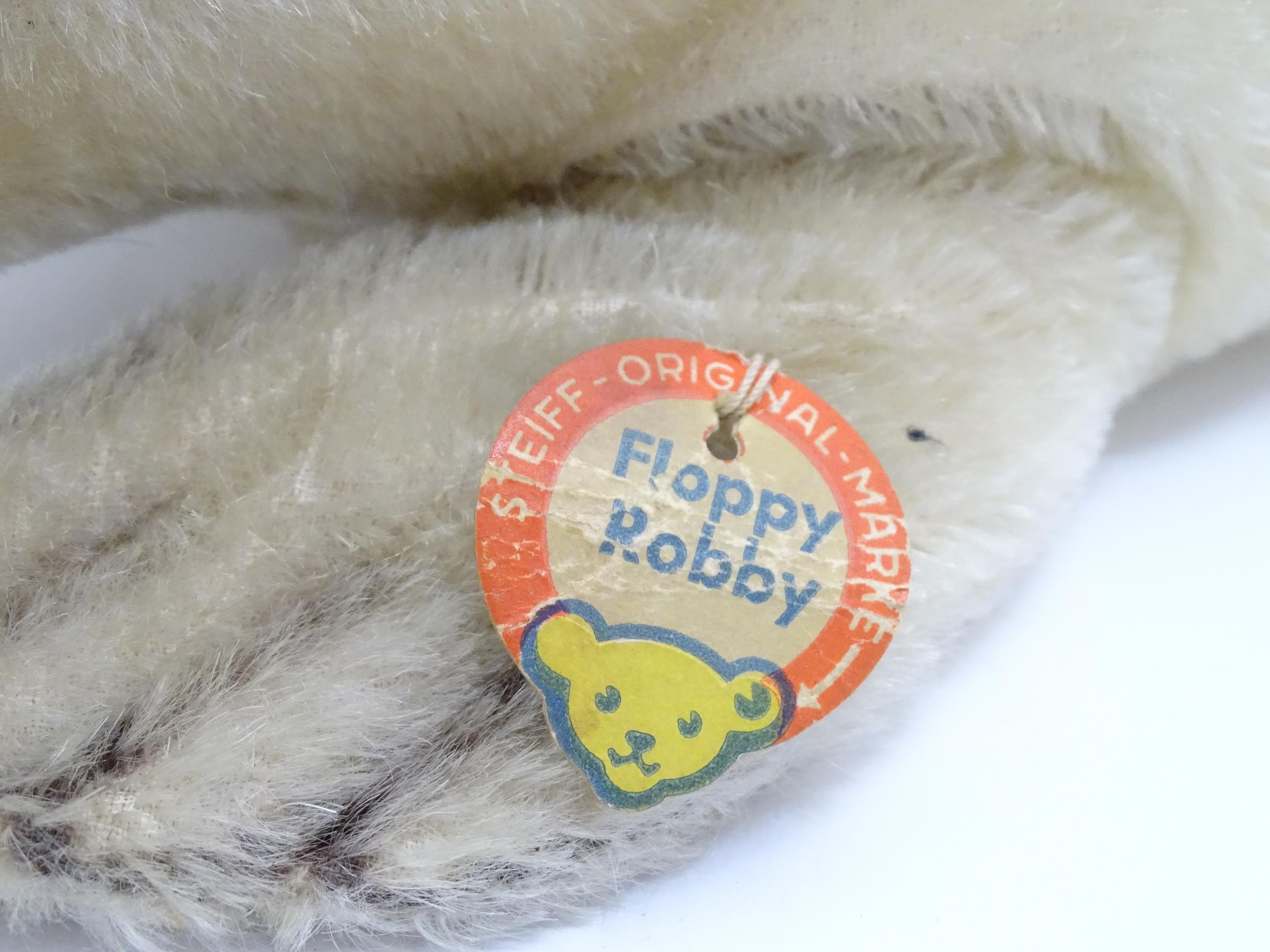 Toy: A 20thC Steiff mohair soft toy modelled as a sleeping seal - Floppy Robby, with stitched - Bild 9 aus 10