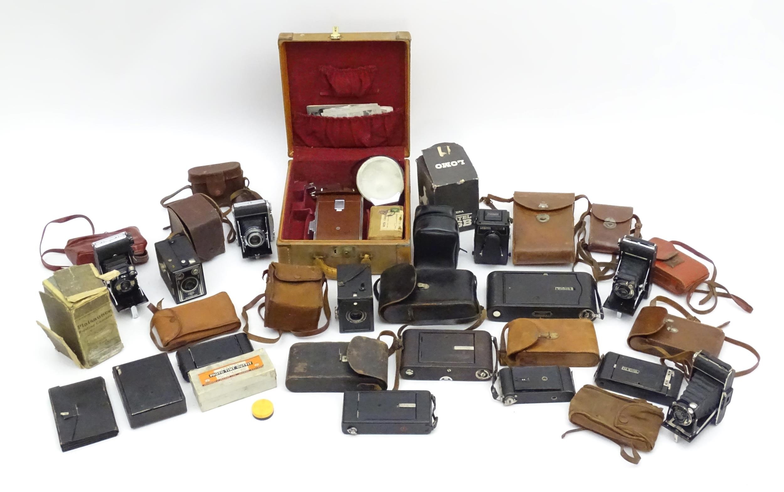 A quantity of 20thC cameras to include a Polaroid Land Camera model 95A with box and accessories, - Bild 3 aus 11