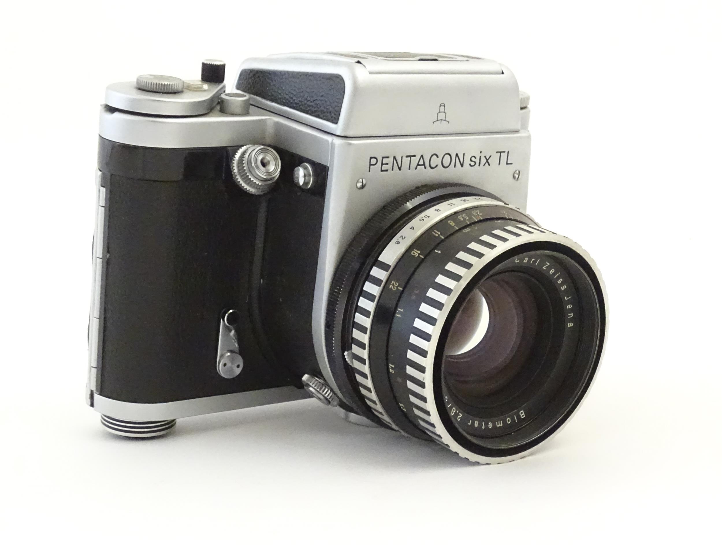 A Pentacon Six TL camera with two Carl Zeiss Jena lenses - 2.8/80 biometar and 4/50 Flektagon ( - Bild 4 aus 14