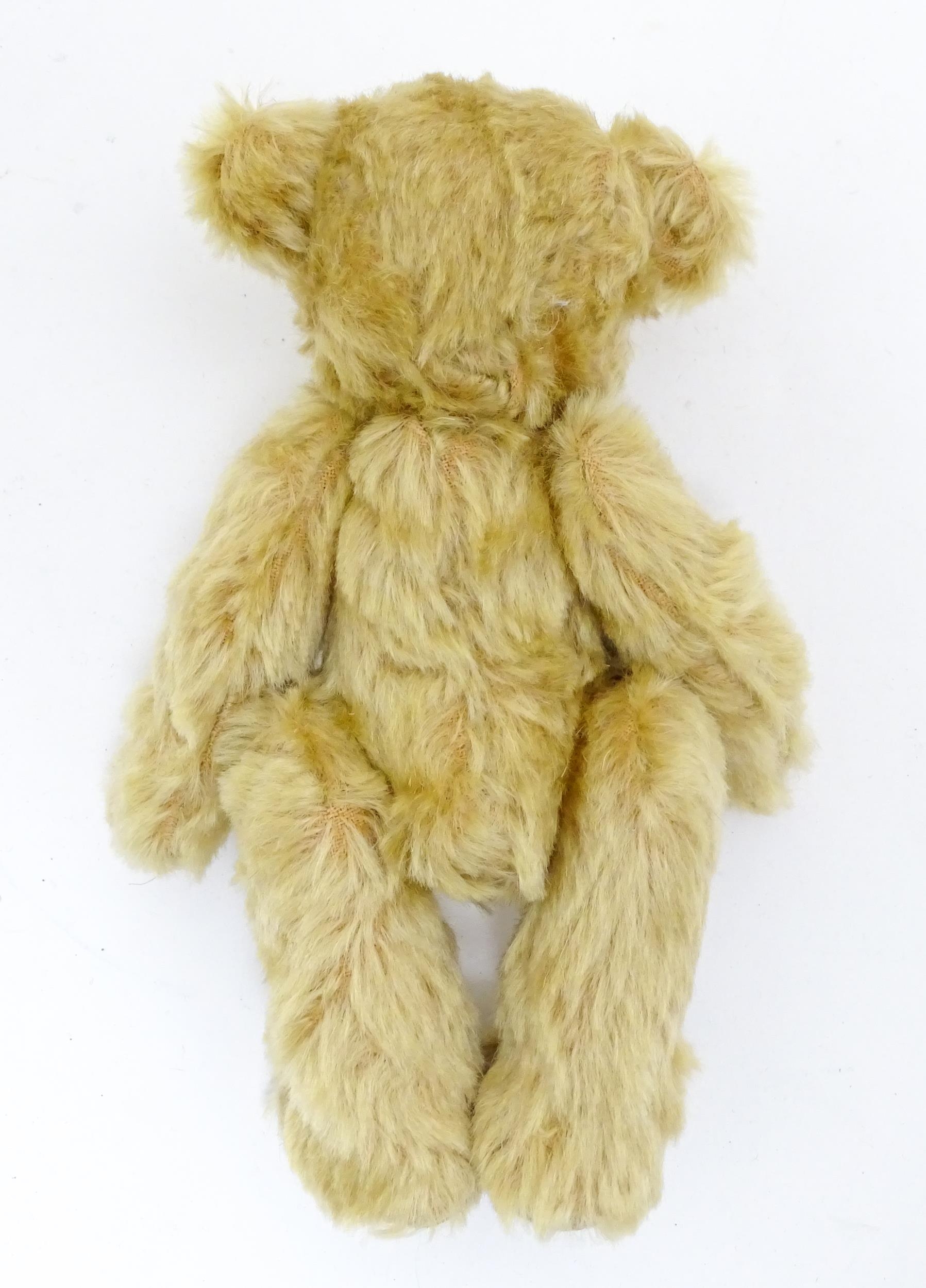 Toy: A 20thC small plush teddy bear with stitched nose and mouth, pad paws and articulated limbs, - Bild 7 aus 8