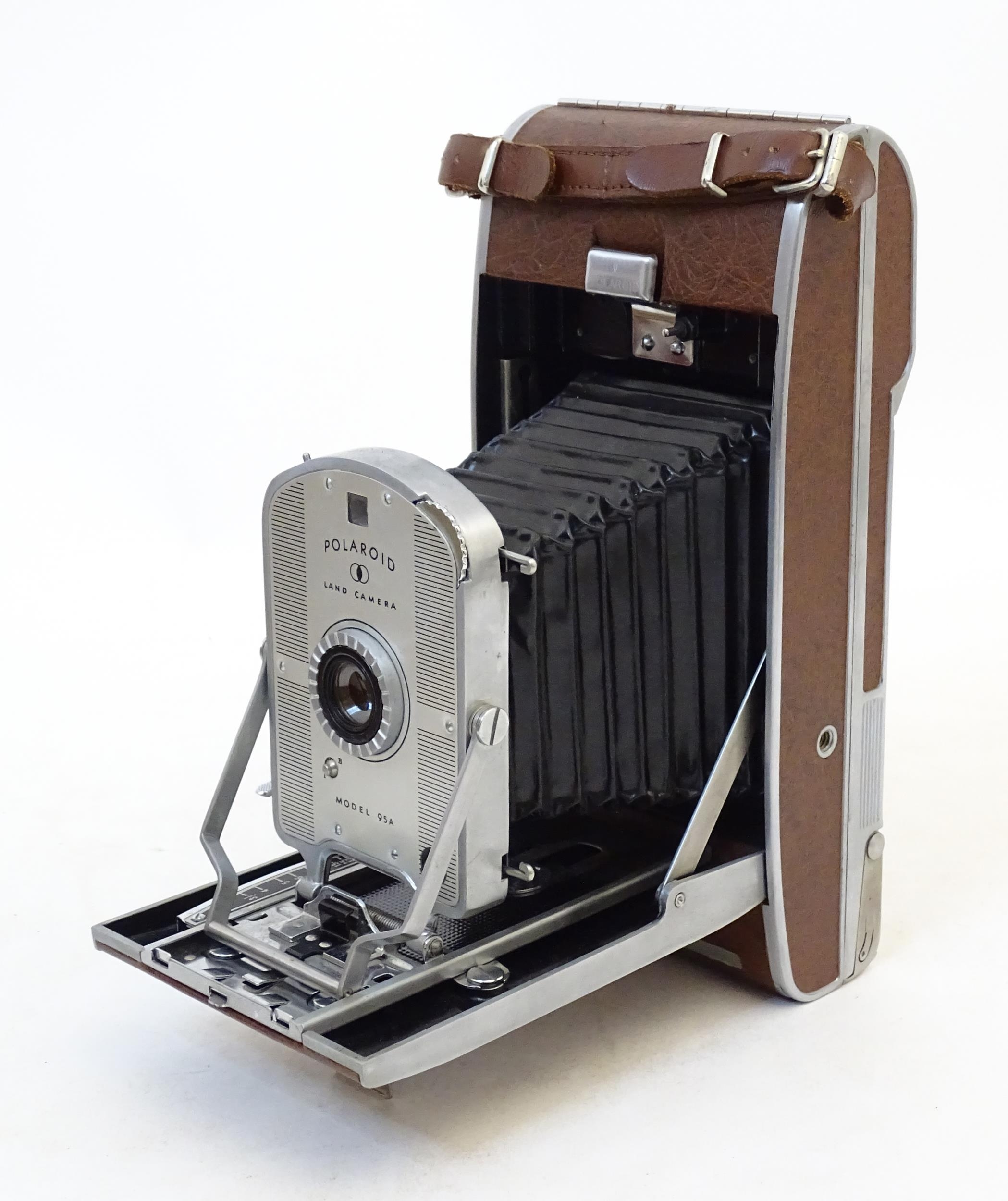 A quantity of 20thC cameras to include a Polaroid Land Camera model 95A with box and accessories, - Bild 6 aus 11