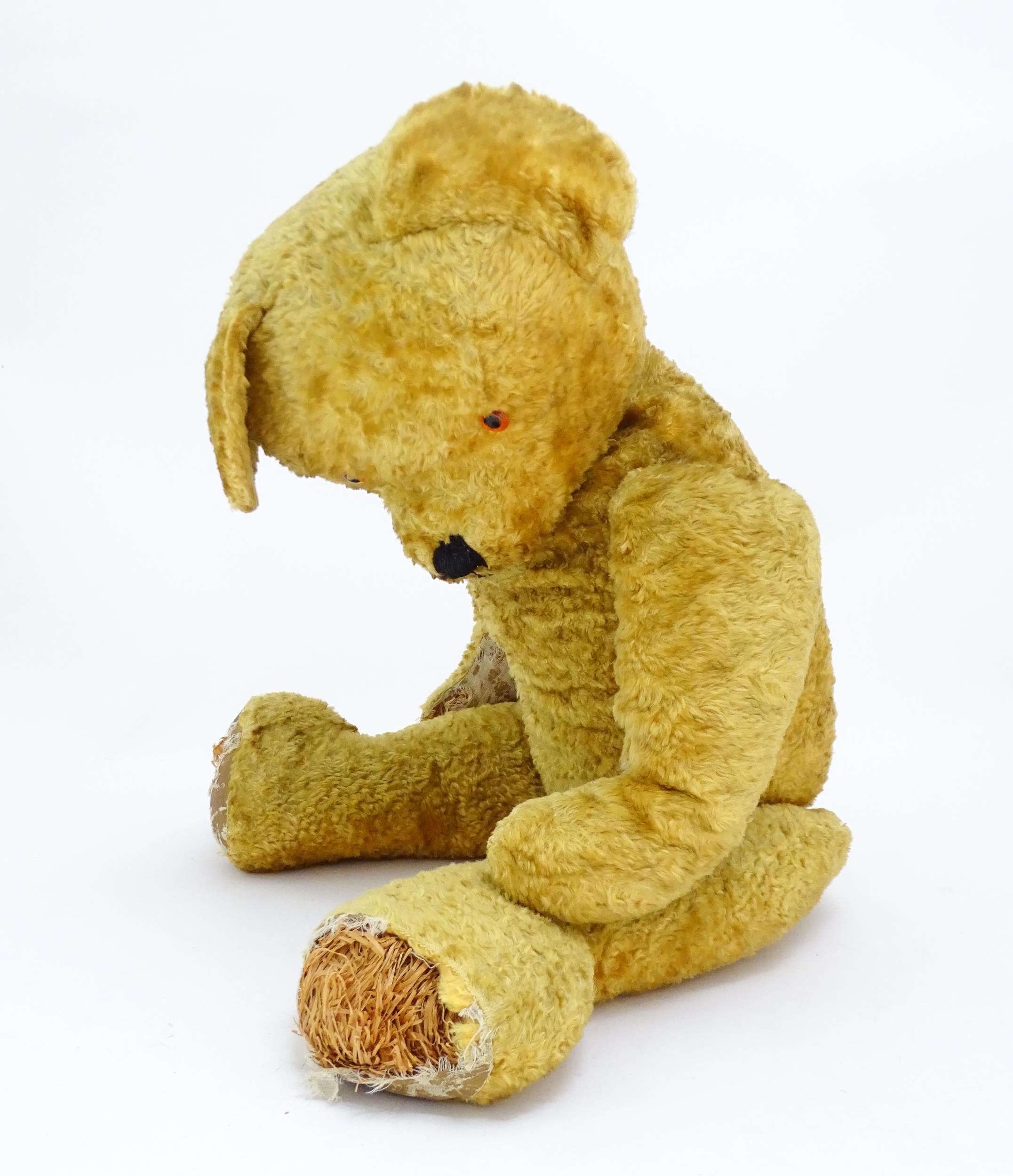 Toy: A large 20thC straw filled teddy bear with a stitched nose and mouth, and articulated limbs. - Bild 3 aus 8