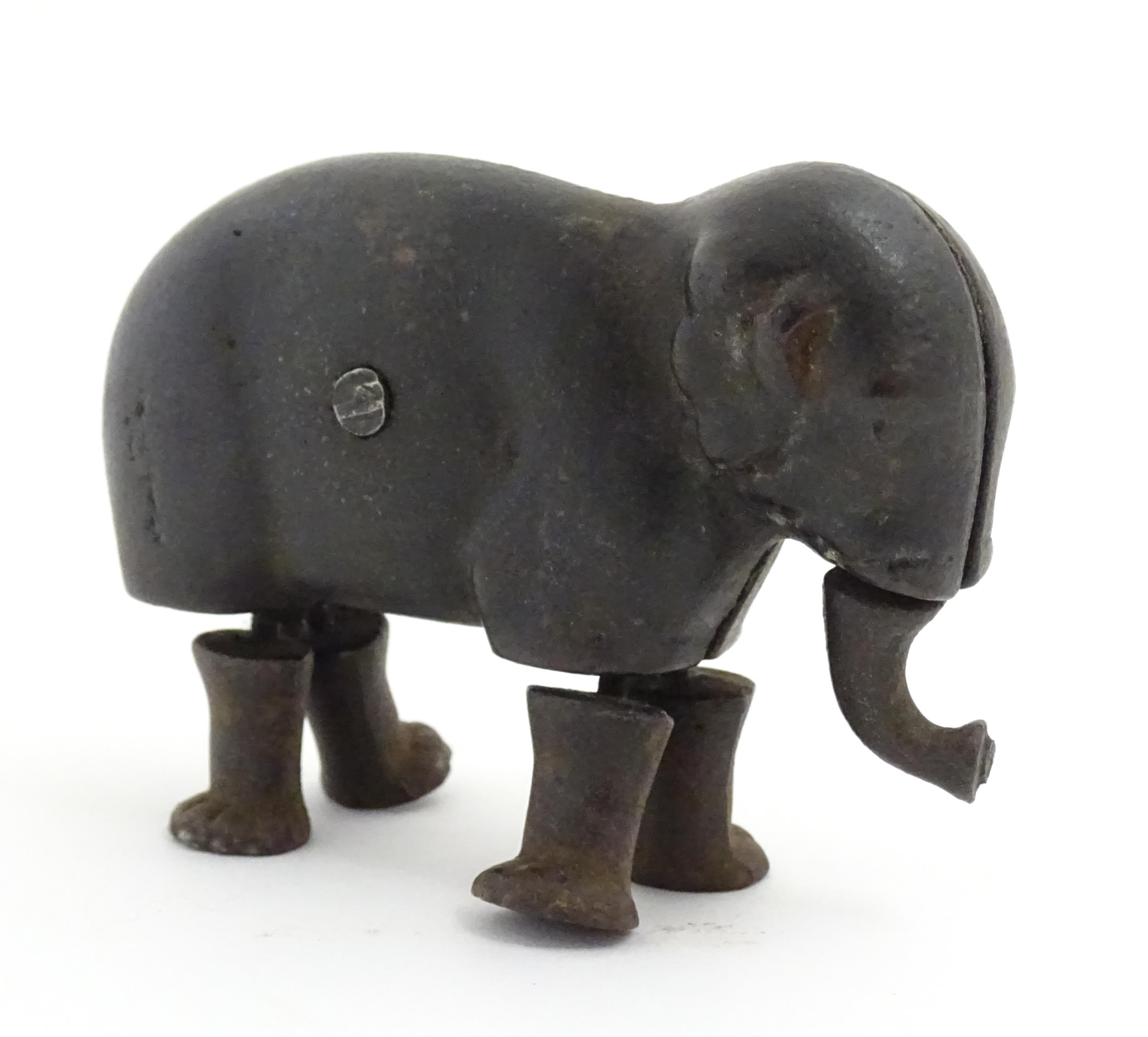 Toy: A late 19thC cast iron walking elephant toy with articulated legs and trunk, by the Ives Toy - Bild 6 aus 7