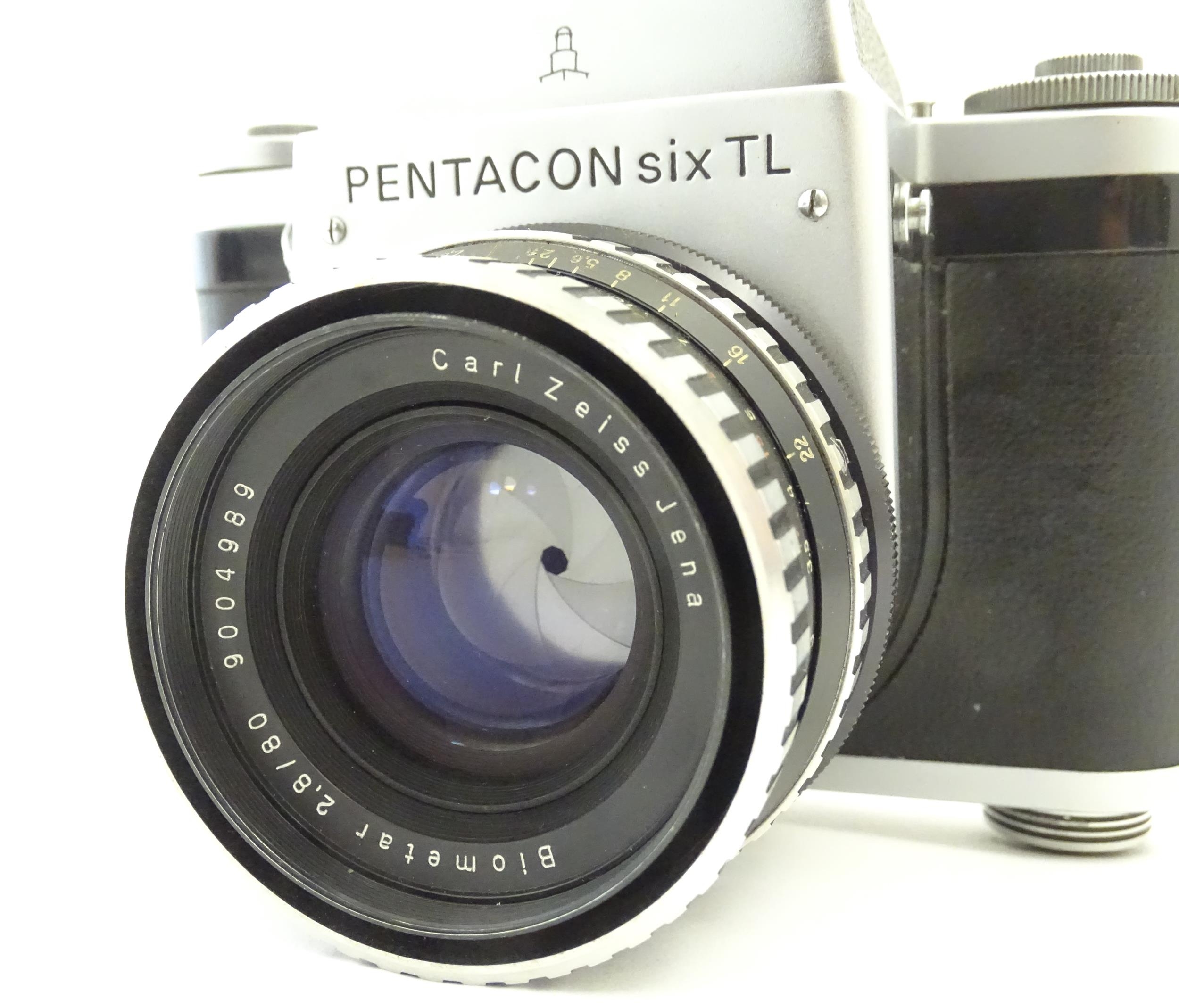 A Pentacon Six TL camera with two Carl Zeiss Jena lenses - 2.8/80 biometar and 4/50 Flektagon ( - Bild 9 aus 14
