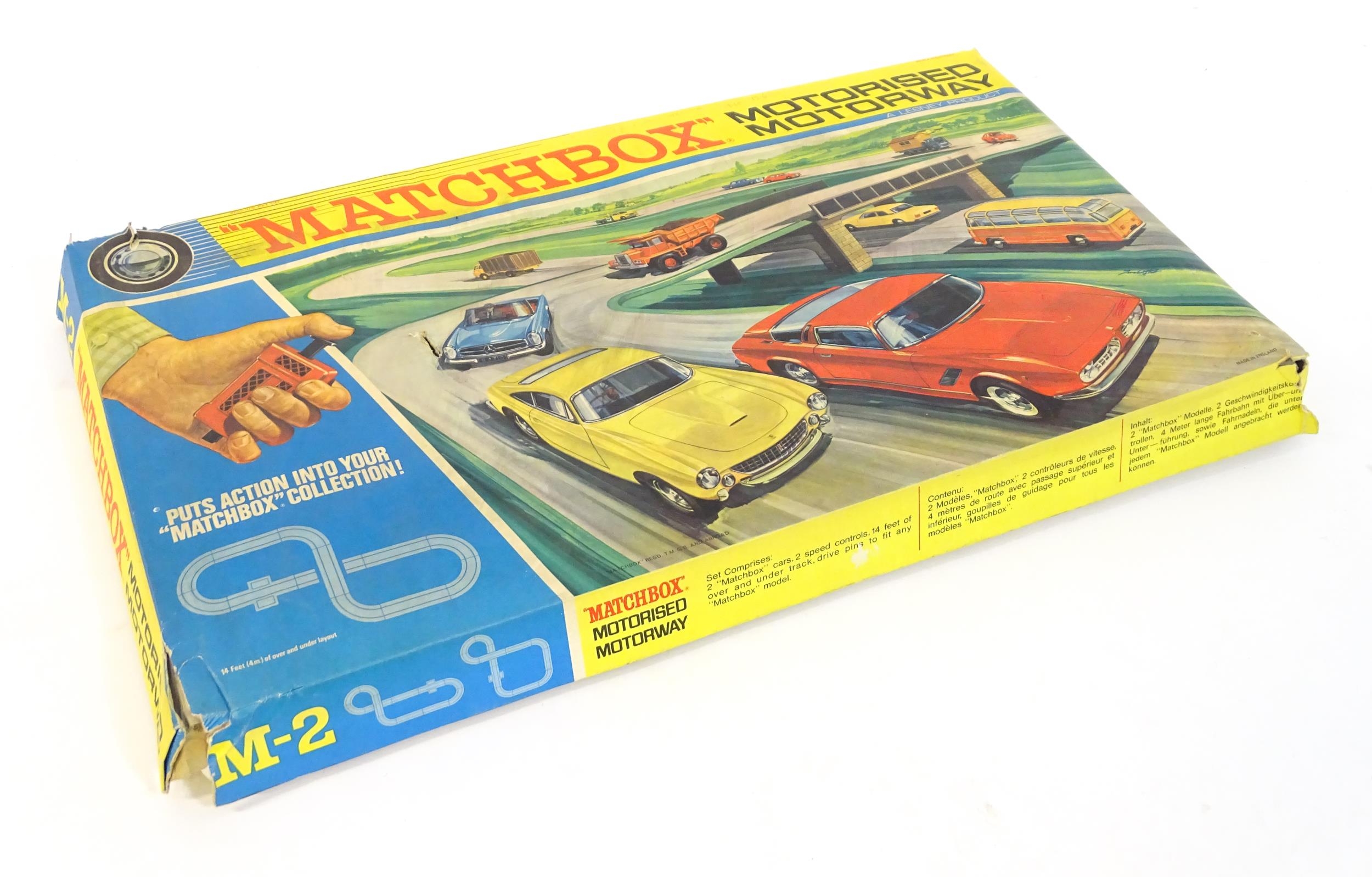 Toy: A boxed mid 20thC Lesney Matchbox M-2 Motorised Motorway set, containing boxed and loose - Bild 2 aus 7