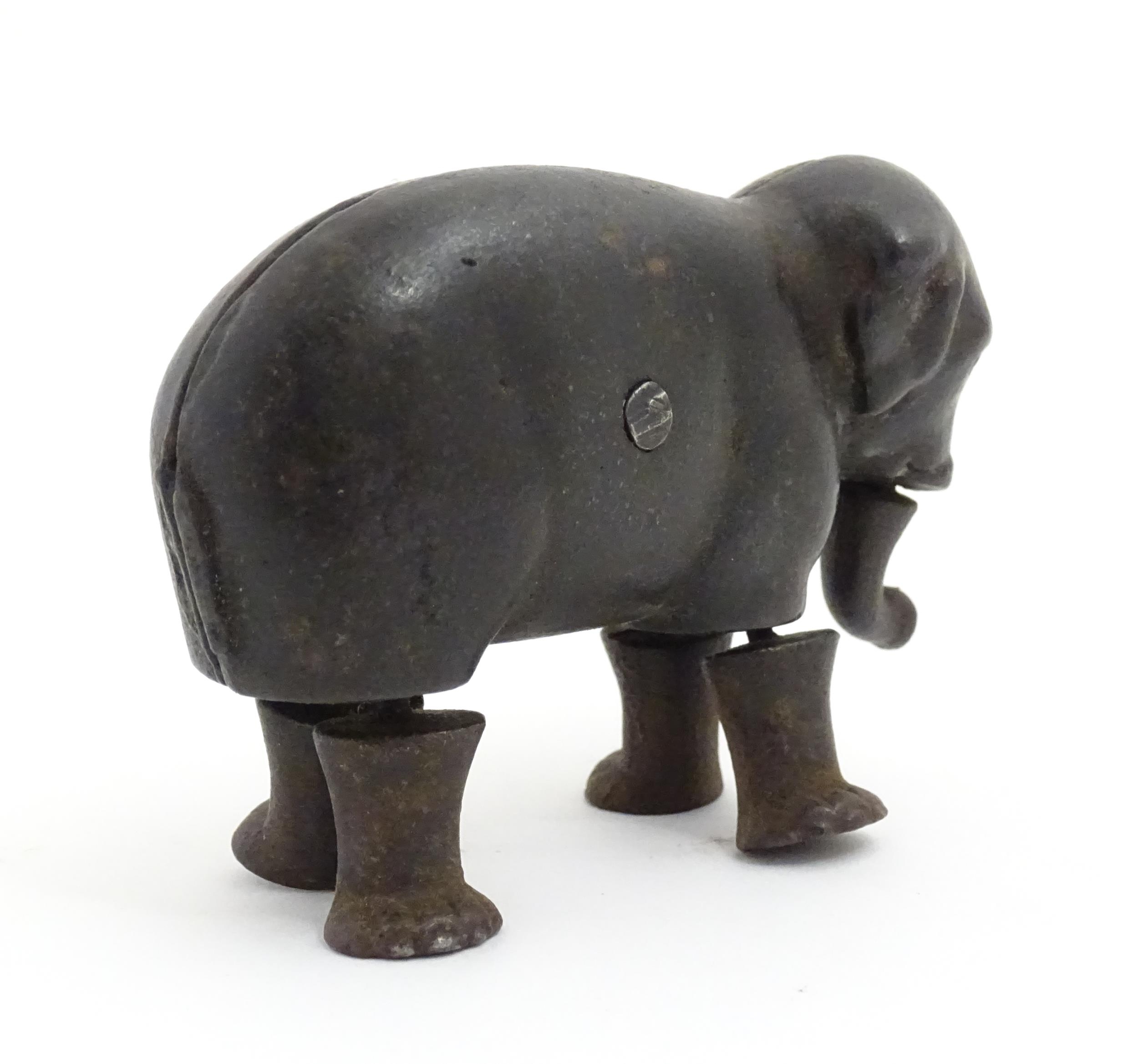 Toy: A late 19thC cast iron walking elephant toy with articulated legs and trunk, by the Ives Toy - Bild 5 aus 7