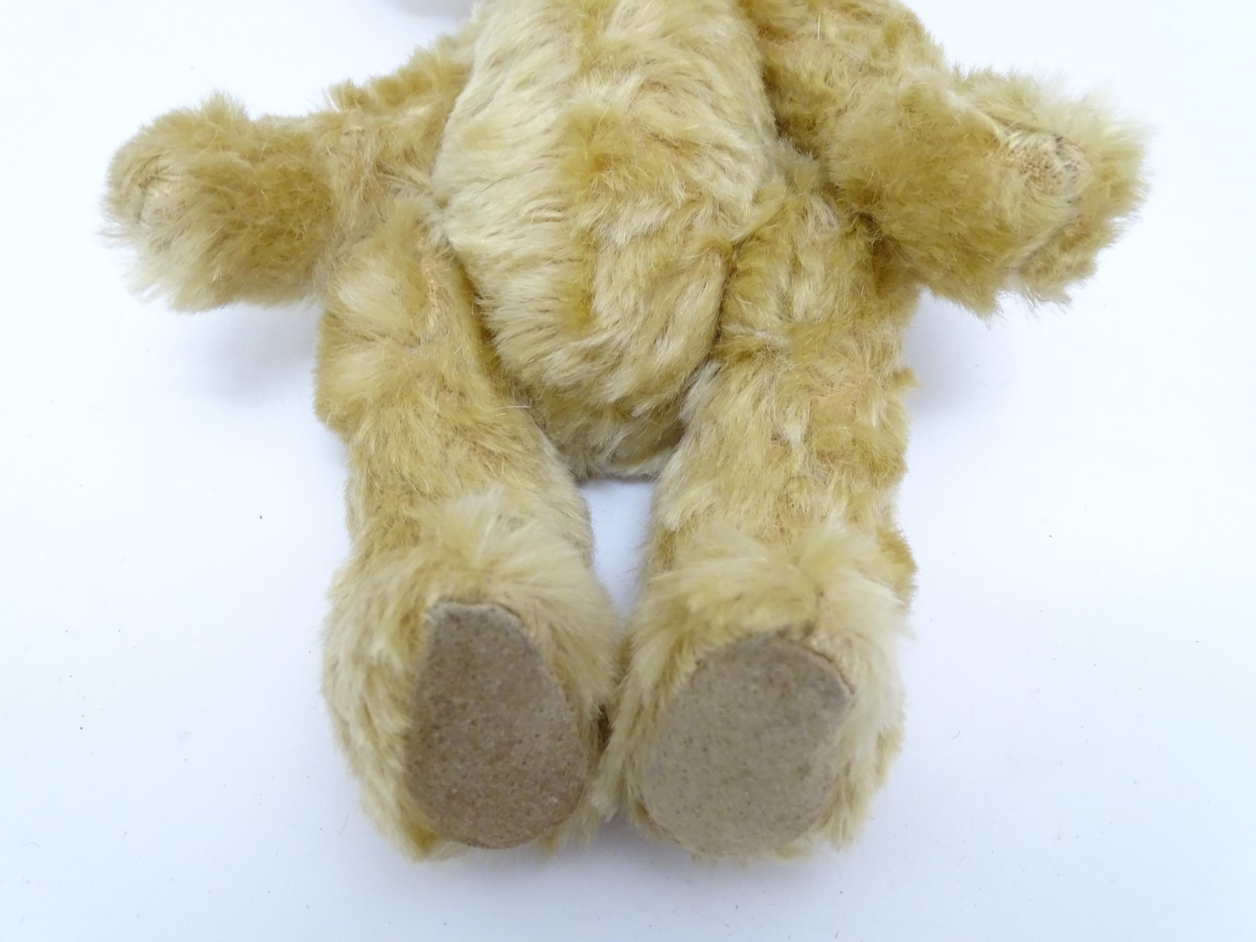 Toy: A 20thC small plush teddy bear with stitched nose and mouth, pad paws and articulated limbs, - Bild 8 aus 8