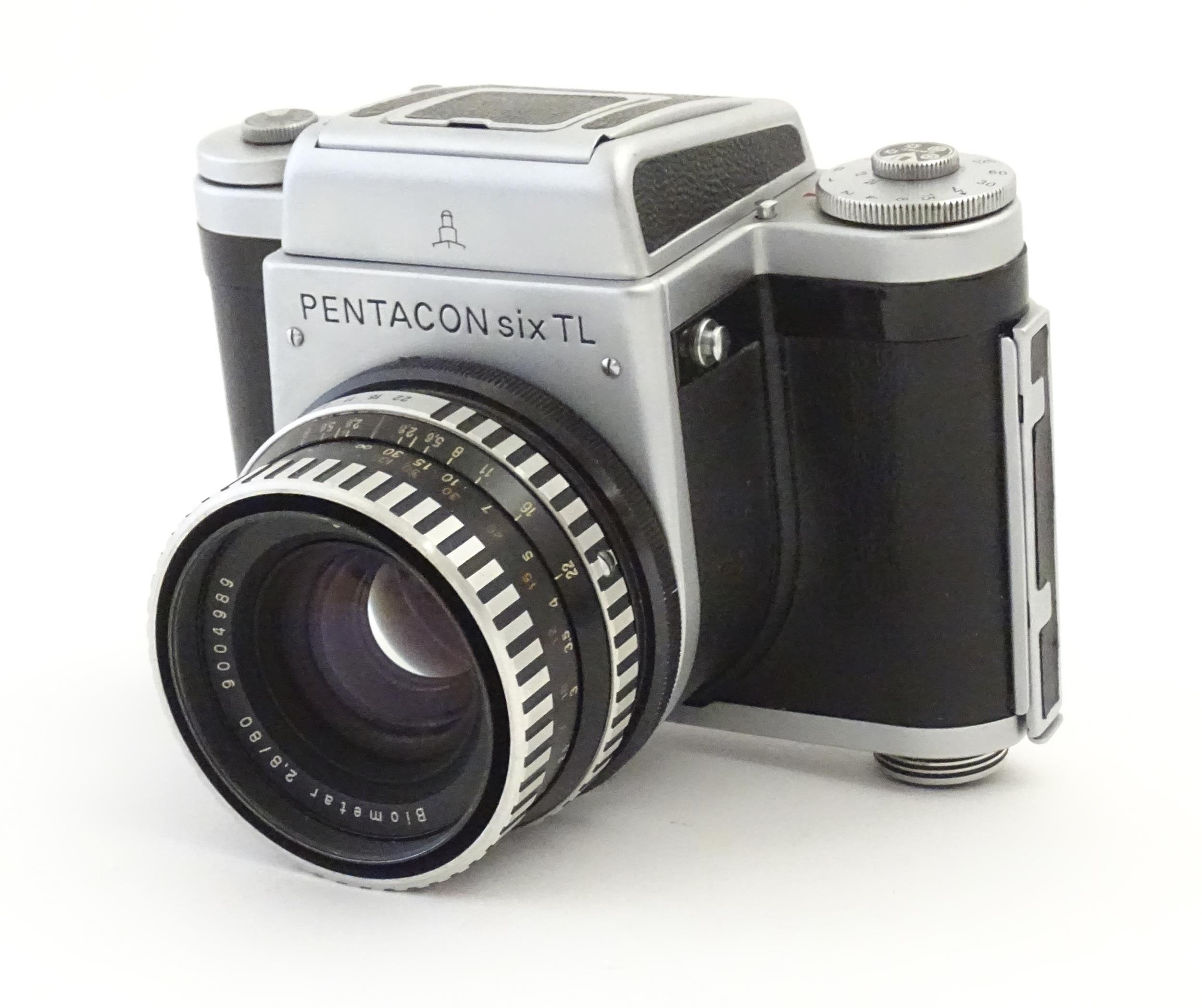 A Pentacon Six TL camera with two Carl Zeiss Jena lenses - 2.8/80 biometar and 4/50 Flektagon ( - Bild 3 aus 14