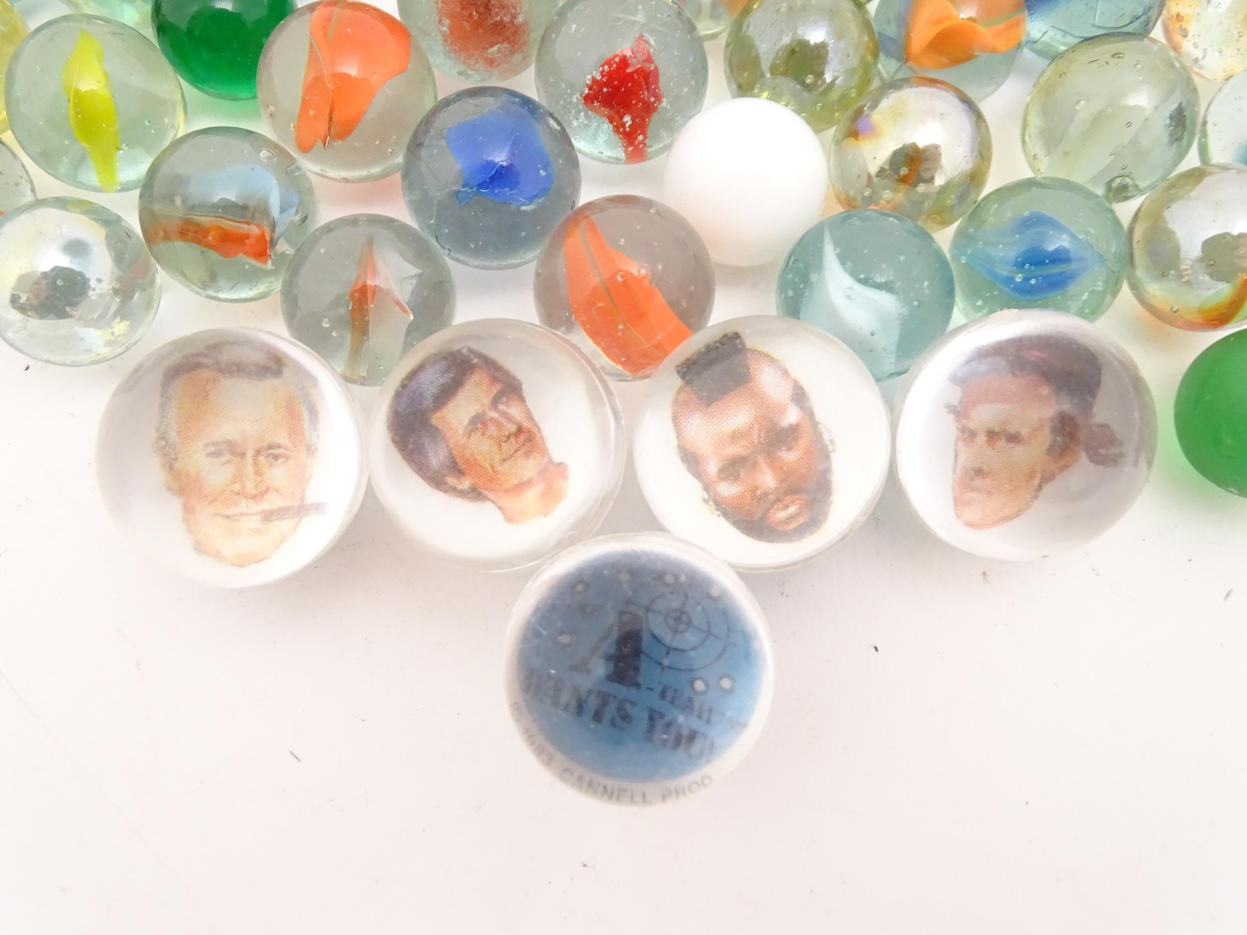 Toys: A quantity of assorted glass marbles, many with colours twists. Largest approx. 1" diameter - Bild 7 aus 8