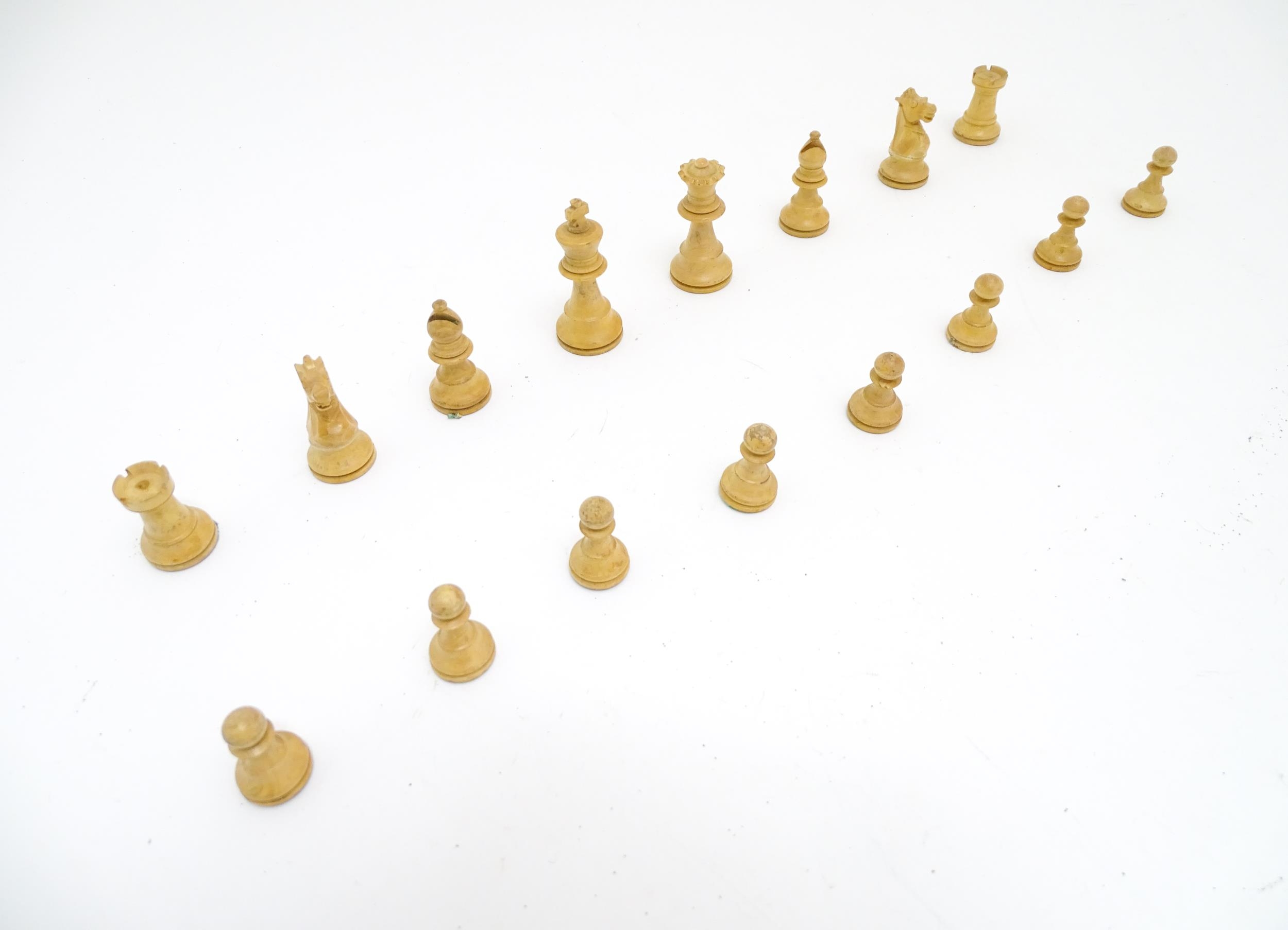 Toys: 20thC carved wood chess set. Together with an 8x8 Draughts games board. King approx. 2 1/2" - Bild 5 aus 7