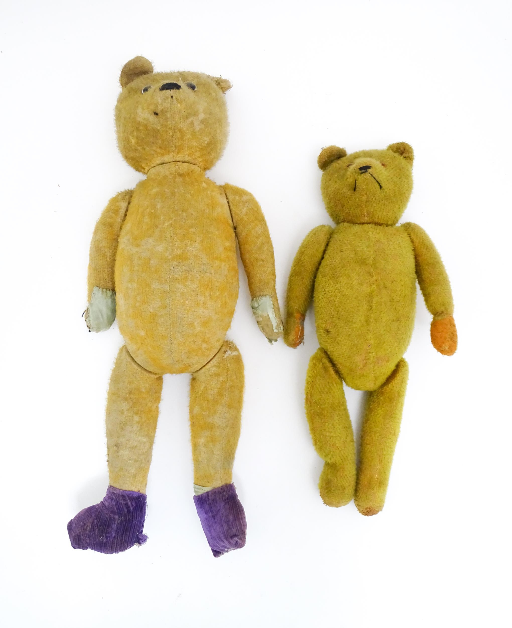Toys: An early 20thC straw filled teddy bear with glass eyes, stitched nose and mouth and growler - Bild 8 aus 10