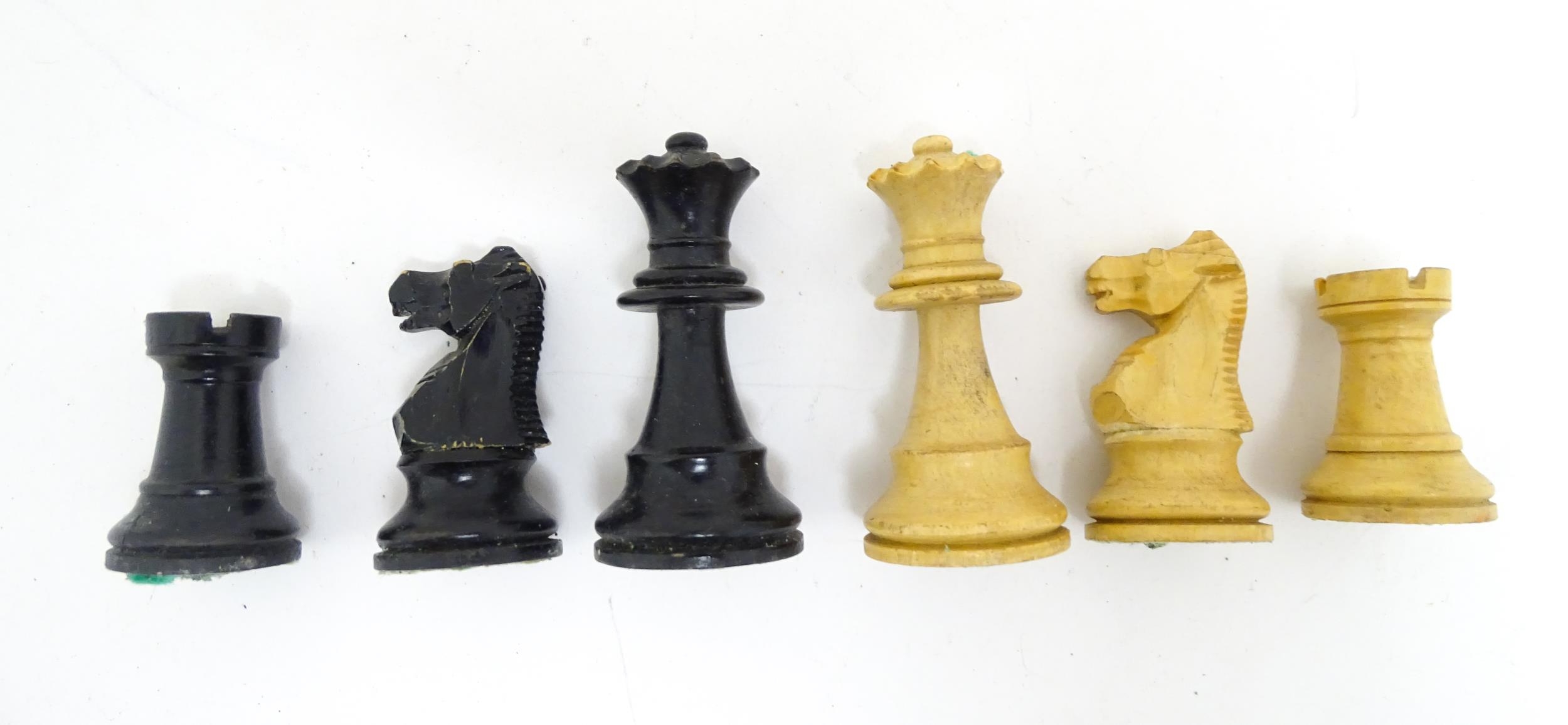 Toys: 20thC carved wood chess set. Together with an 8x8 Draughts games board. King approx. 2 1/2" - Bild 7 aus 7