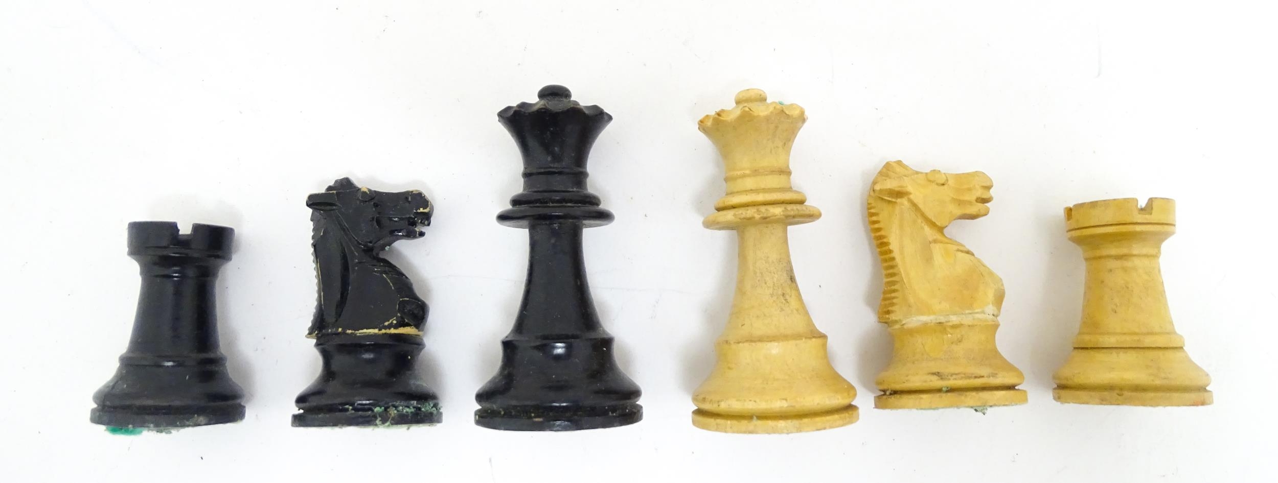 Toys: 20thC carved wood chess set. Together with an 8x8 Draughts games board. King approx. 2 1/2" - Bild 6 aus 7