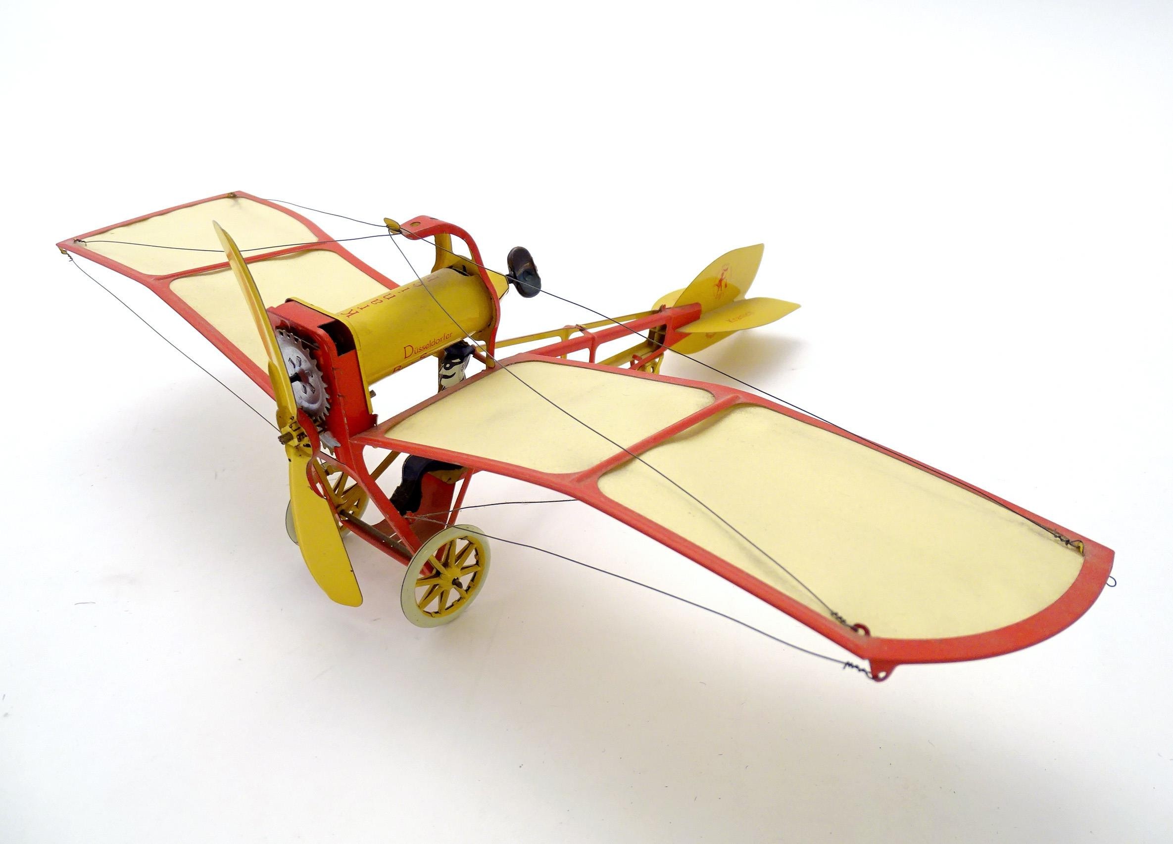 Toy: A 20thC German tinplate clockwork monoplane / aeroplane, Kranich 310. Made by Dusseldorfer - Bild 9 aus 11