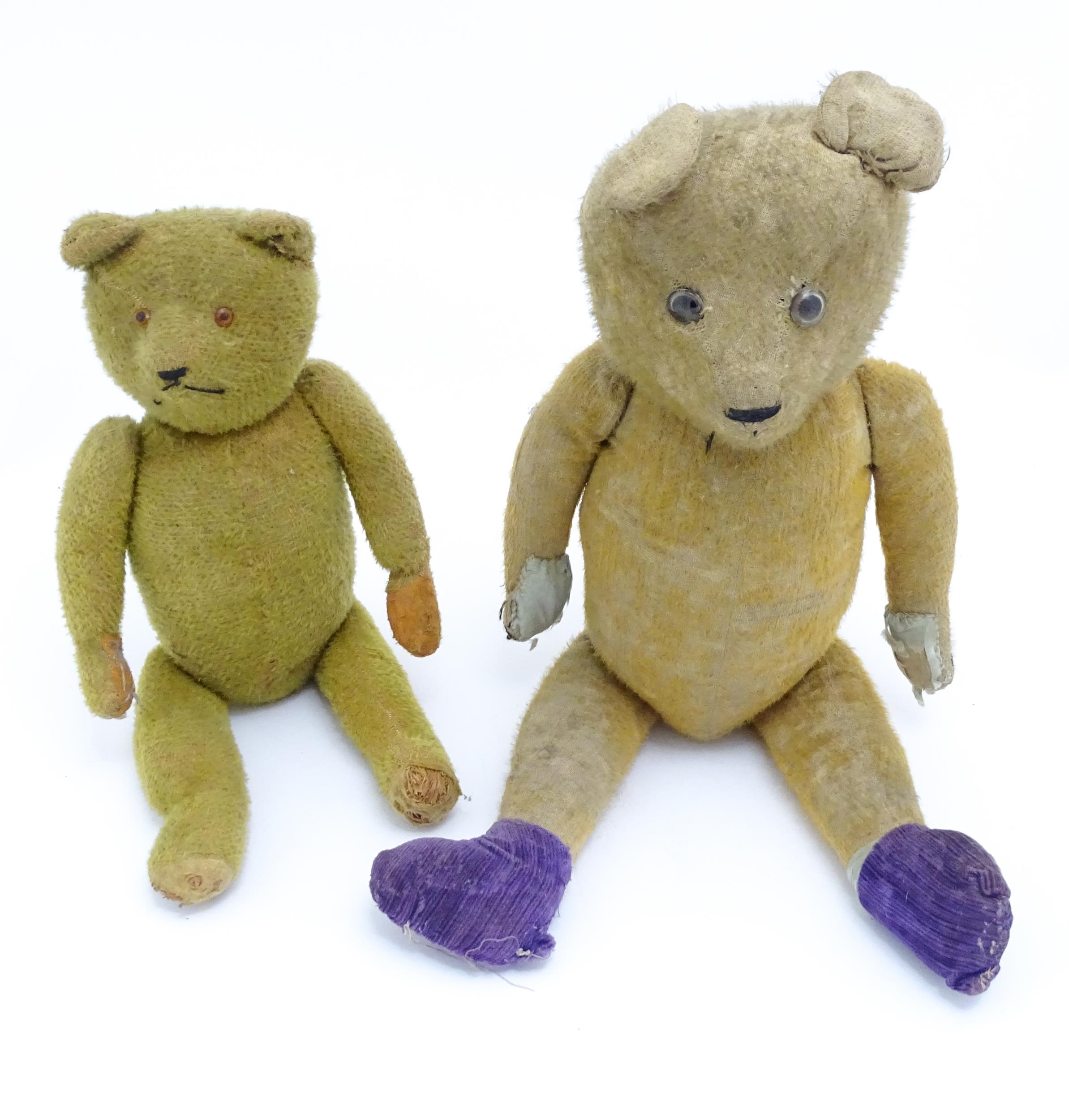 Toys: An early 20thC straw filled teddy bear with glass eyes, stitched nose and mouth and growler - Bild 2 aus 10