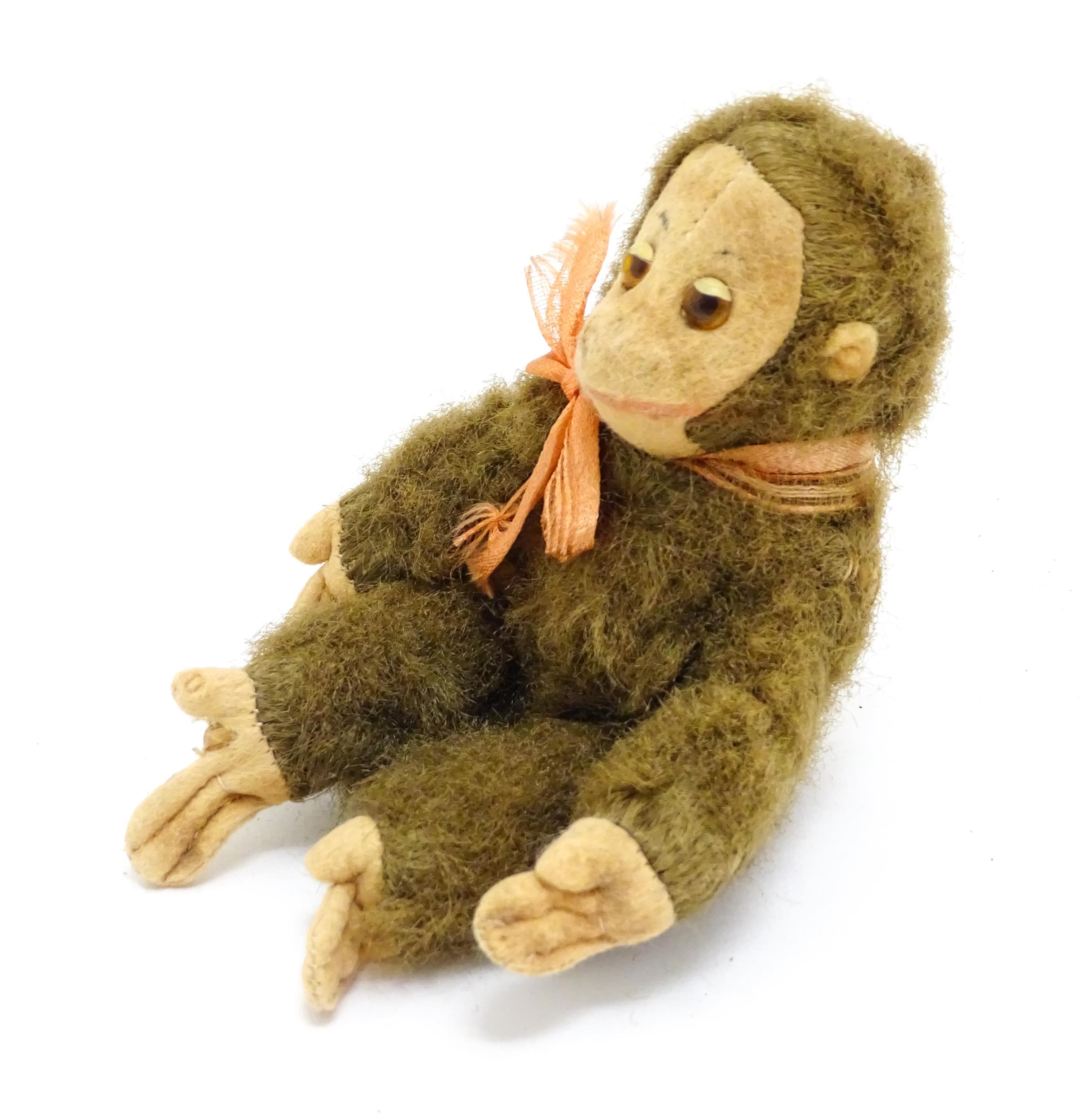 Toy: A small 20thC straw filled soft toy modelled as a monkey / chimpanzee with felt face, ears - Bild 4 aus 8