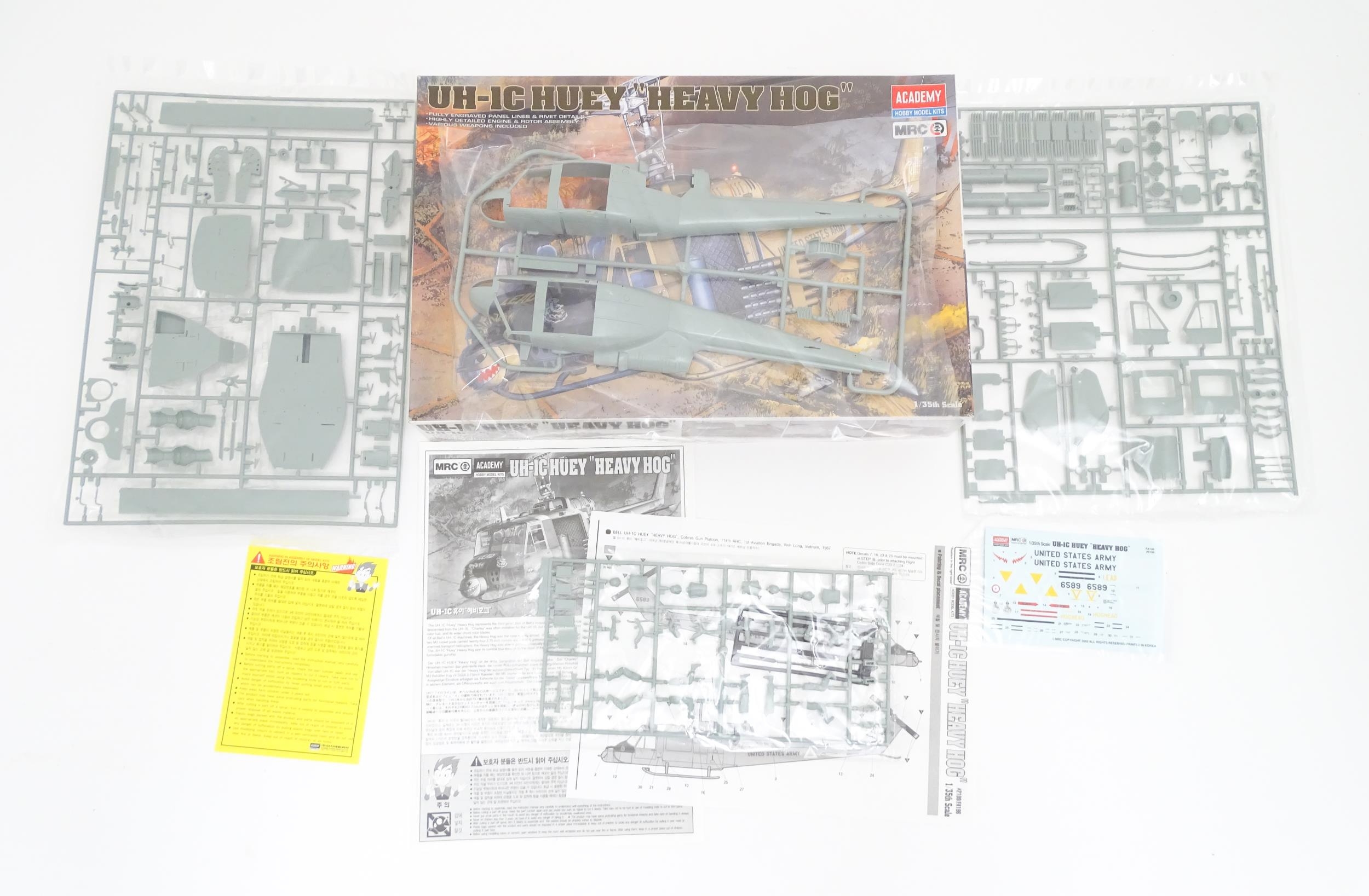 Toys: Two Academy Hobby Model / scale model kits comprising UH-IC Huey Heavy Hog helicopter, and - Bild 4 aus 12