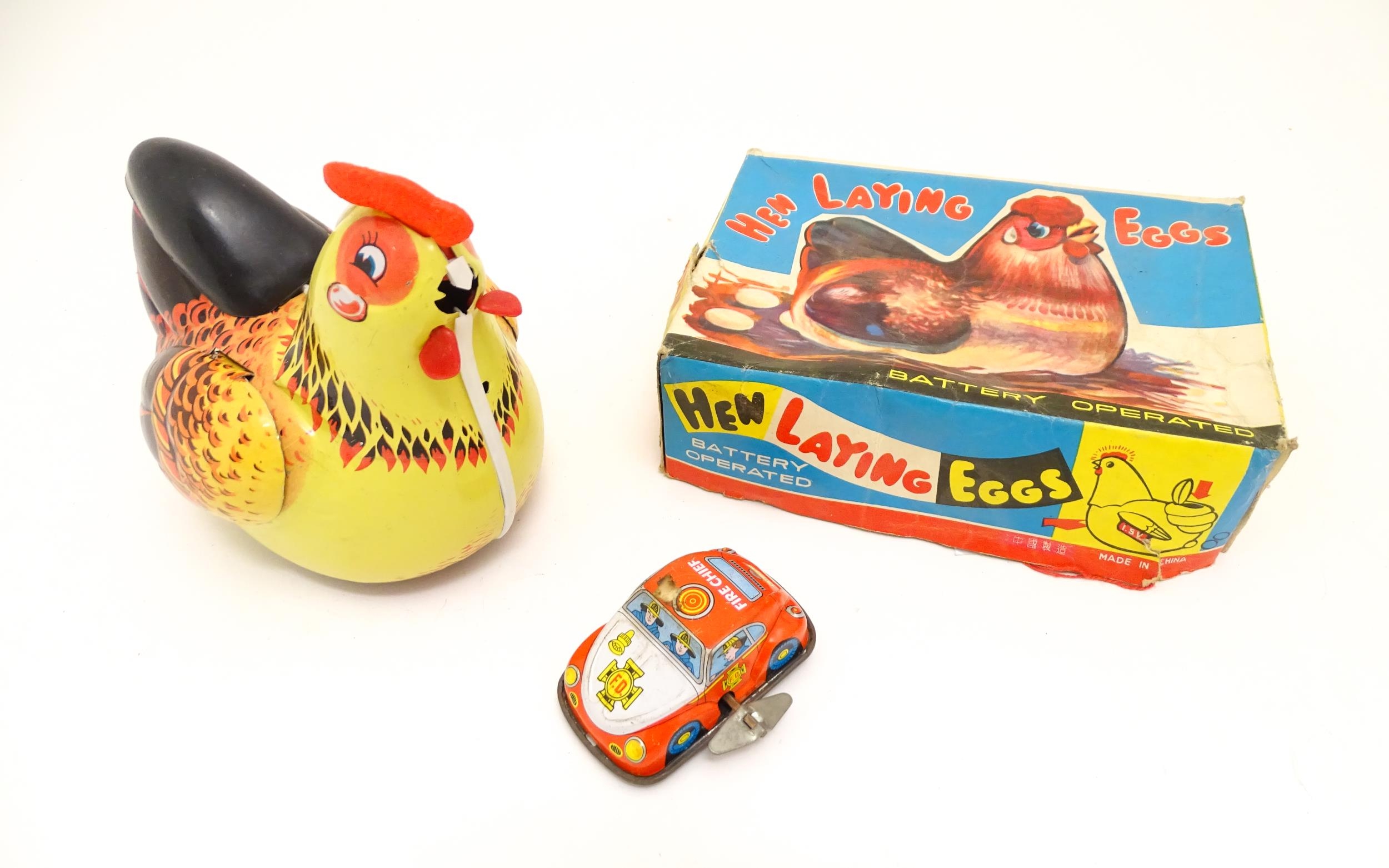 Toys: An early 20thC Lumar Toys tinplate Speed Trap clockwork game. Together with a Hen Laying - Bild 7 aus 10