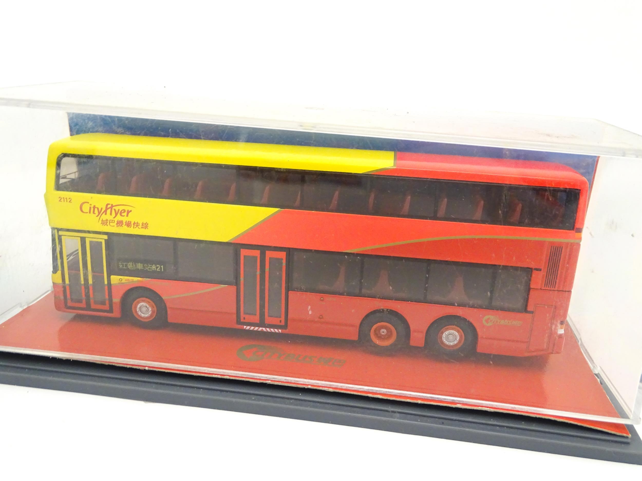 Toys: A quantity of assorted die cast scale model Corgi Far Eastern Buses to include KMB Christmas - Bild 8 aus 10