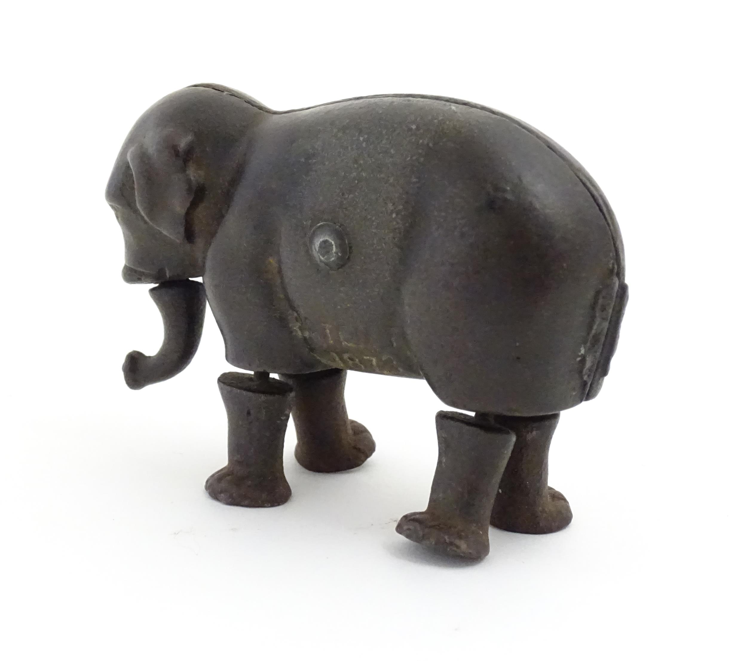 Toy: A late 19thC cast iron walking elephant toy with articulated legs and trunk, by the Ives Toy - Bild 4 aus 7