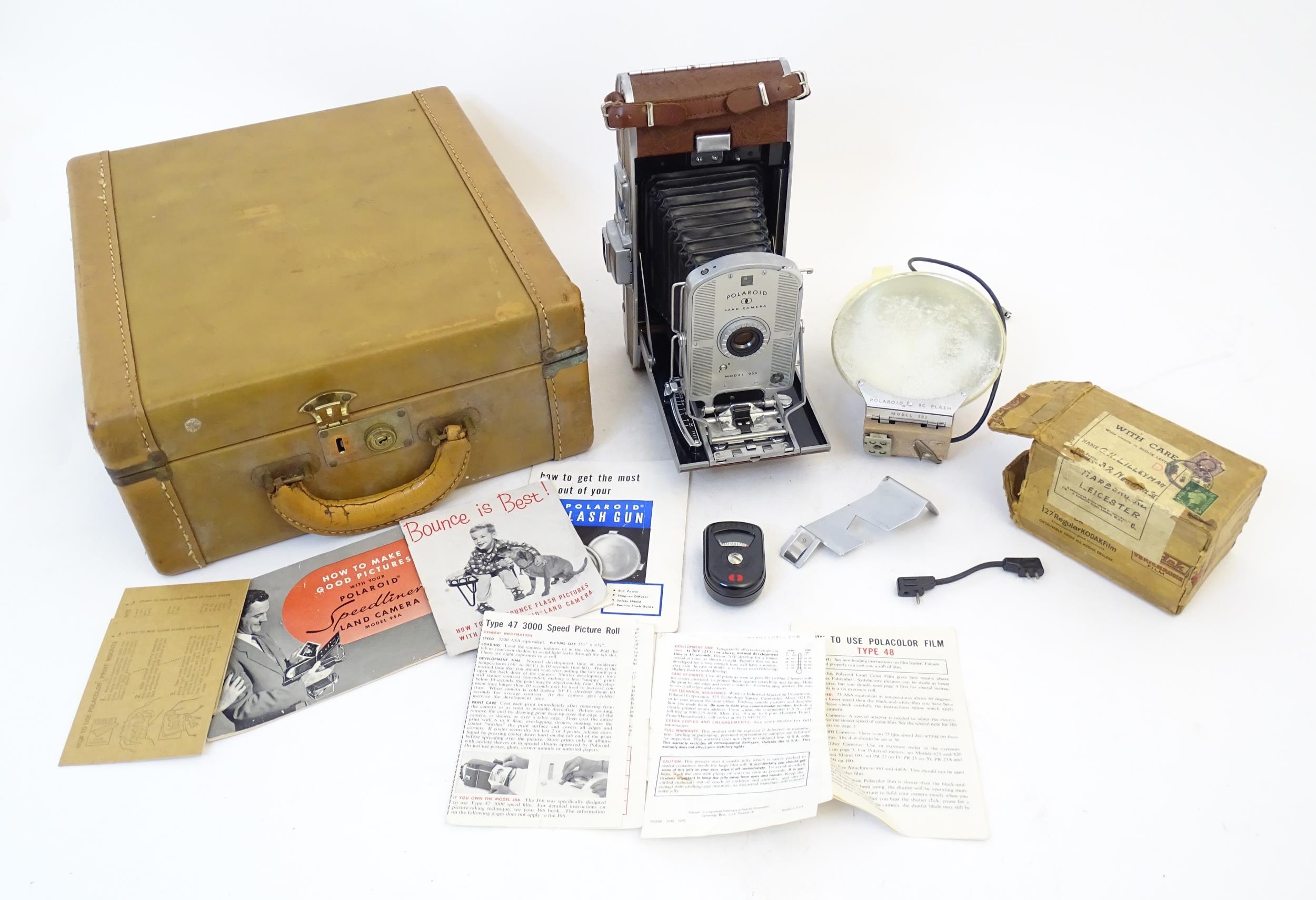 A quantity of 20thC cameras to include a Polaroid Land Camera model 95A with box and accessories, - Bild 4 aus 11