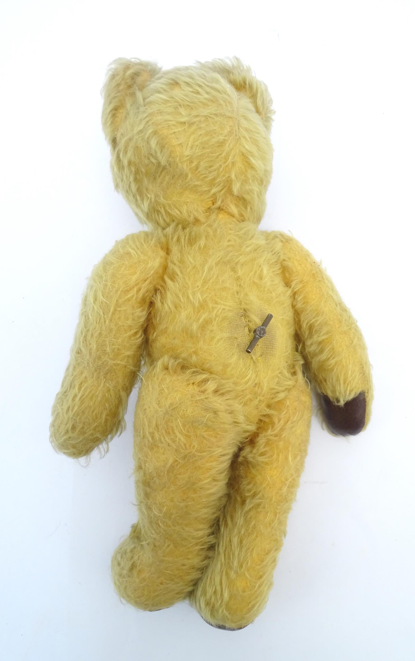 Toy: A 20thC mohair teddy bear with stitched nose and mouth, pad paws and articulated limbs, a - Bild 7 aus 8