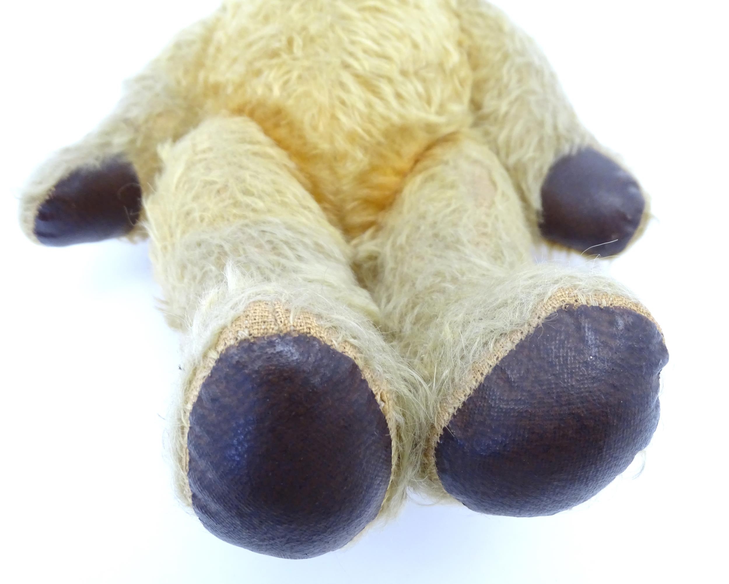 Toy: A 20thC mohair teddy bear with stitched nose and mouth, pad paws and articulated limbs, a - Bild 5 aus 8