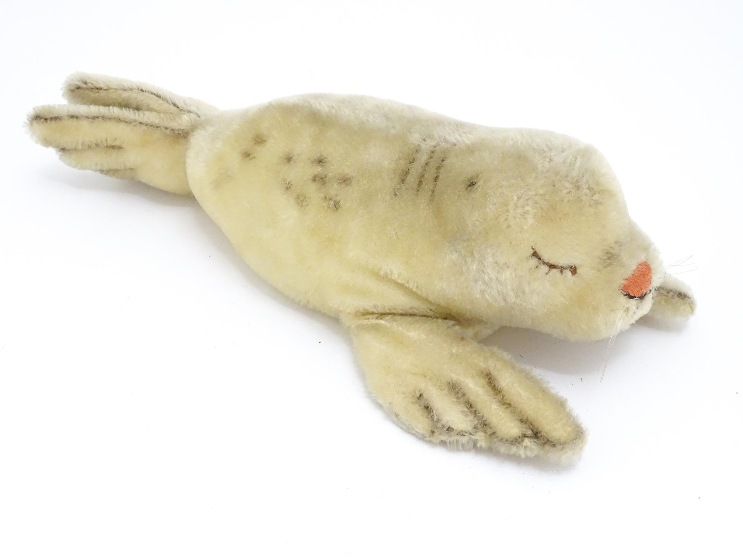 Toy: A 20thC Steiff mohair soft toy modelled as a sleeping seal - Floppy Robby, with stitched - Bild 3 aus 10